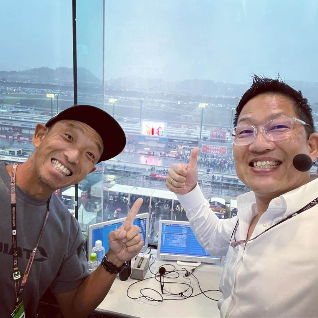 ピエール北川さんのインスタグラム写真 - (ピエール北川Instagram)「🏁 #MotoGP MOTUL 日本グランプリ終わりました。 最終日の今日は、MotoGPクラスの決勝レースだけ雨！！しかも途中で土砂降りになり荒天のため赤旗中断！ からの〜、再開レースのフォーメーションラップで視界不良となり、2度目の赤旗が出されてレースはまさかの終了！！ なんだか日本グランプリでは初体験の？ドタバタ実況で放送も終了となりました。  決勝は色々ありましたが、やっぱり世界最高峰のレースは、人並み外れた凄いテクニックと才能を持つ選手の戦いなんだと、今日のウエットレースで再確認。 昨日のドライコンディションだったスプリントレースと、今日のウエットコンディションの決勝レースで、両方の凄みを体験できた貴重な週末でした。  何より会場で素晴らしい応援の数々を見せてくれた観客の皆様、そして今年も実況ご一緒した青木宣篤さん。ありがとうございました！ 隣のVIPスイートで偶然会った水谷望愛さん。写真ありがとう😁  お世話になった関係者の皆様お疲れ様でした！ありがとうございましたー」10月1日 22時05分 - pierrekitagawa