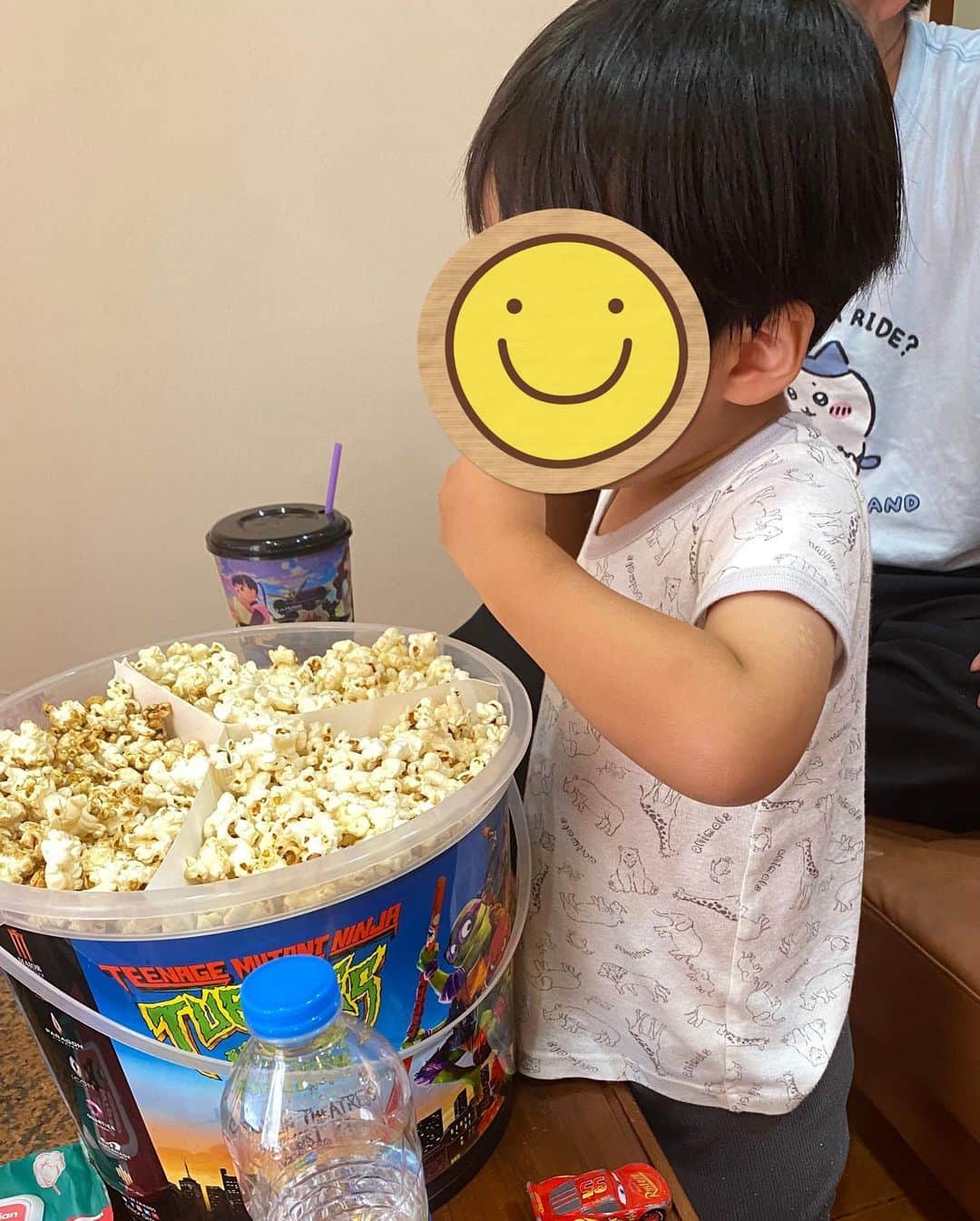 のインスタグラム：「『今日は何するー？』と息子に聞いたら 『今日はお家で遊びたーい』と言ったので カーズで遊んでからポップコーンを出前してお家映画館しました😄  すずめの戸締まりは3歳児にはなかなか難しくて 『白い猫ちゃんは小さいのに黒い猫ちゃんはどうして大きいんだろ〜？？』 『赤い車に乗ってるねぇ？マックィーンみたいだねぇ』  と色んな見方で楽しんでました😁  また大きくなったら同じ作品でも見方が変わっていくのが楽しみですね😄  ポップコーンがバカみたいに大きいので数日に分けて食べます😅  #桜稲垣早希 #りおなり #タイ移住 #3歳男の子育児 #海外子育て #タイ #バンコク #りおなり夫婦のビログ旅 #お家時間 #休日の過ごし方 #お家映画館」