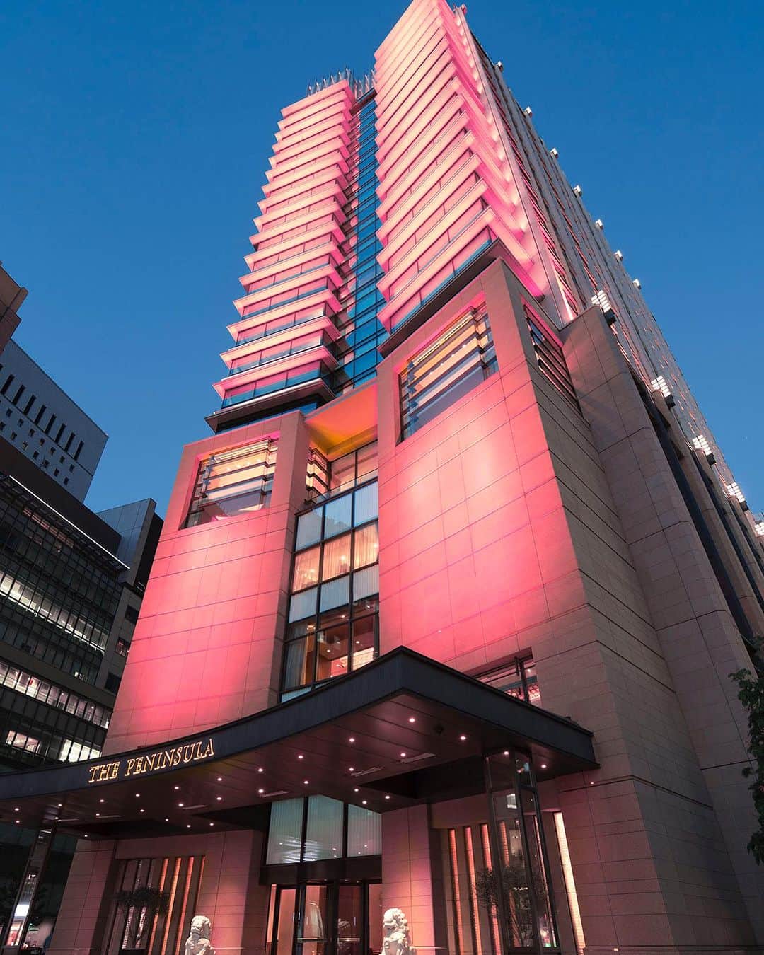 The Peninsula Tokyo/ザ・ペニンシュラ東京のインスタグラム：「10月はピンクリボン月間ですね🎀今年も乳がんの予防や早期発見など早期治療の大切さを伝える “ザ・ペニンシュラ・イン・ピンク”を実施。1階「ザ・ロビー」では"ピンク”をテーマにしたアフタヌーンティーをご用意して皆さまのご来館をお待ちしております🎗️  This October, The Peninsula Tokyo will once again light up in pink, and our iconic afternoon tea will again turn into a pink-themed tea to support breast cancer awareness🎀.」