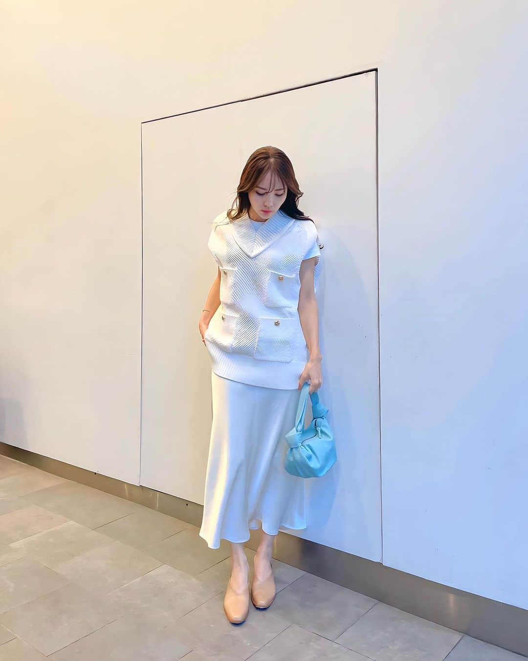 Aoiさんのインスタグラム写真 - (AoiInstagram)「@anuans.official のサテンナロースカートが届いて早速その日に履いたらお友達と被りまくった日😂🫶  @anuans.official 大人気すぎるなぁ❤️  #ナロースカート#anuans #アニュアンス#キャミソール#スカートコーデ#韓国ファッション #夏コーデ#骨格ナチュラル #平均身長コーデ#パンツコーデ#tシャツコーデ #fashion#ootd#cordinate#大人カジュアル」10月1日 22時08分 - aoioa