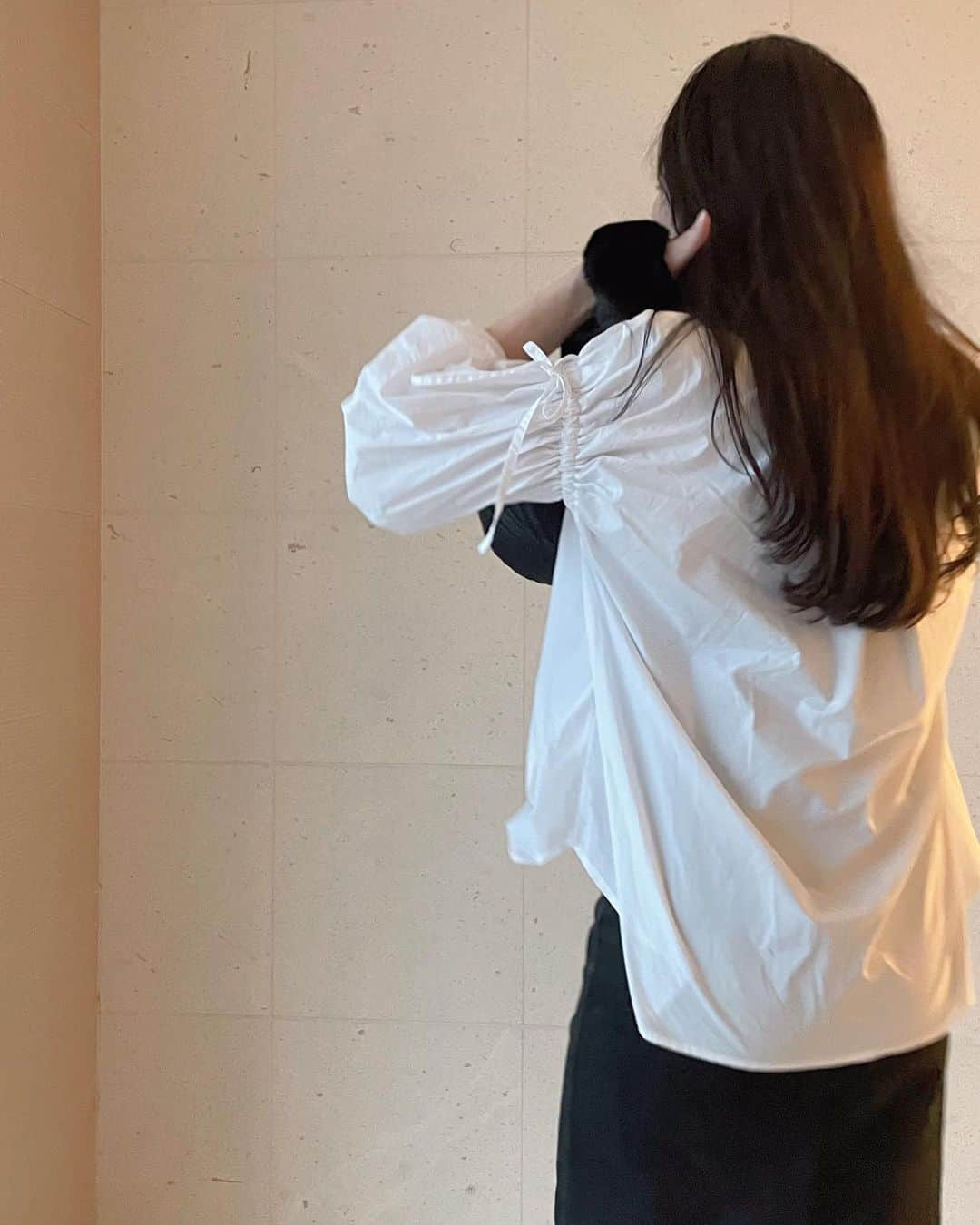 高橋まりなさんのインスタグラム写真 - (高橋まりなInstagram)「. 秋服🍂 袖のシャーリングも 手首のギャザーも可愛い♡ 袖を上げると、さらにぽわんとなって可愛い🎈 ジレやニットとレイヤードしてもよさそう✨ @nomine_jp . ストーリーズにも載せてます🛸 . . #nomine#ノミネ#シャツ#白シャツ#デザインシャツ#シャーリング#ぽわん袖#シンプルコーデ#大人カジュアル#163cm#163cmコーデ#marinacoordinate#秋服#秋コーデ#plage#nebulonie#manimaris#フルムーンバスケット#ロングヘア」10月1日 22時09分 - marina._.takahashi