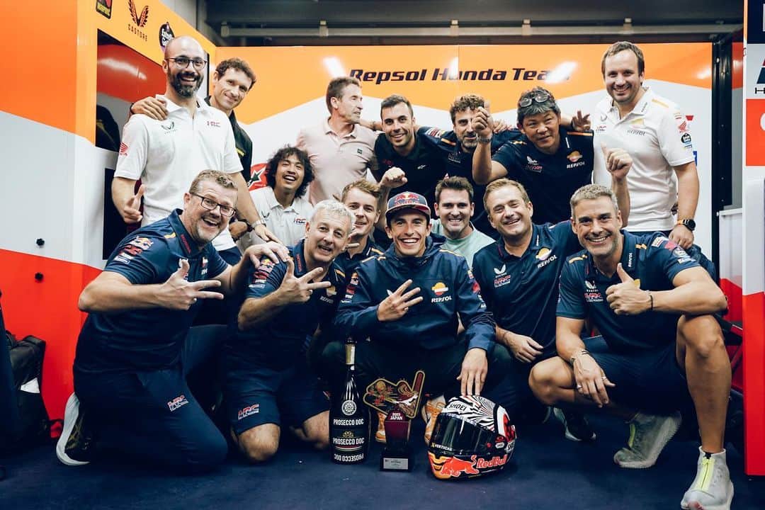 レプソル・ホンダのインスタグラム：「The rain couldn't dampen these smiles today. An incredible ride from @marcmarquez93 in front of our friends, family and home fans. Here's to a strong end to 2023 🫶」