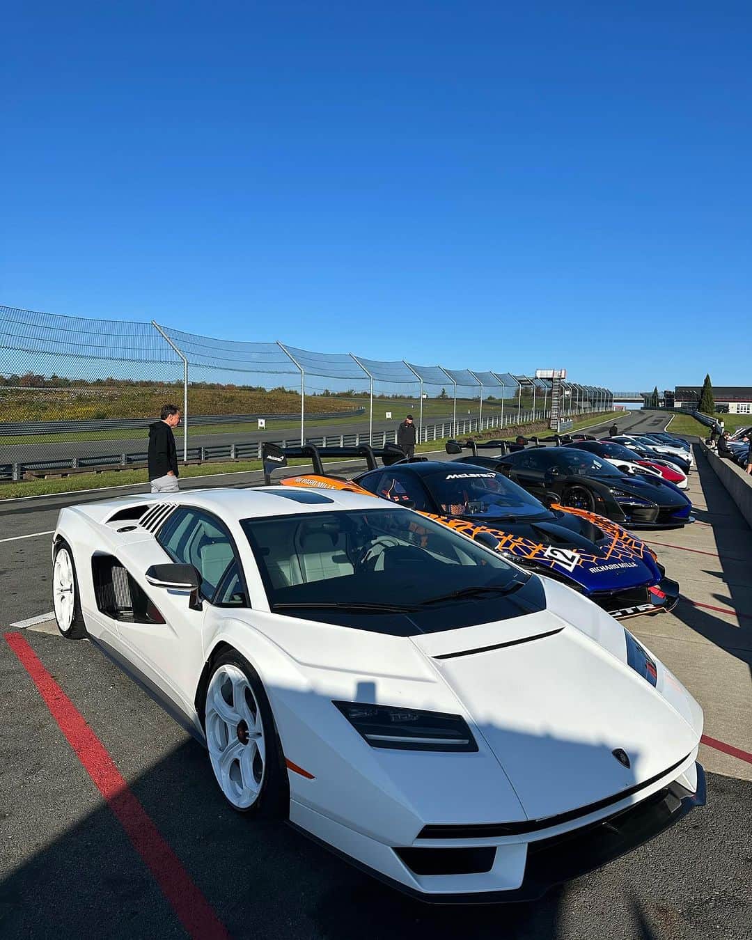 CarsWithoutLimitsさんのインスタグラム写真 - (CarsWithoutLimitsInstagram)「A great morning start to @monticellomotorclub Hypercar Track Day!   @ccol10 @r.m._.collection @wearecurated @gabenakash   #carswithoutlimits #apolloie #ferrari #koenigsegg #hypercars」10月1日 22時12分 - carswithoutlimits