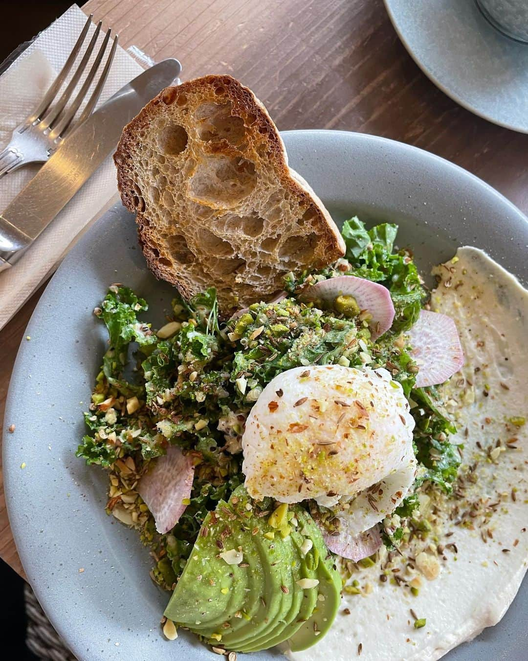 芝彰子のインスタグラム：「🥗🥑☕️☀️  親友と朝活モーニングした日。  何でもない話が止まらないんだわさ♪  🥗デュカが絶妙✨ コーヒー☕️が合う合う☺️🫶  .  #tokyocafe #breakfast #saladbowl #avocadolover  #東京モーニング #朝活 #東京カフェ #モーニング #朝ごはん #アボカド大好き」