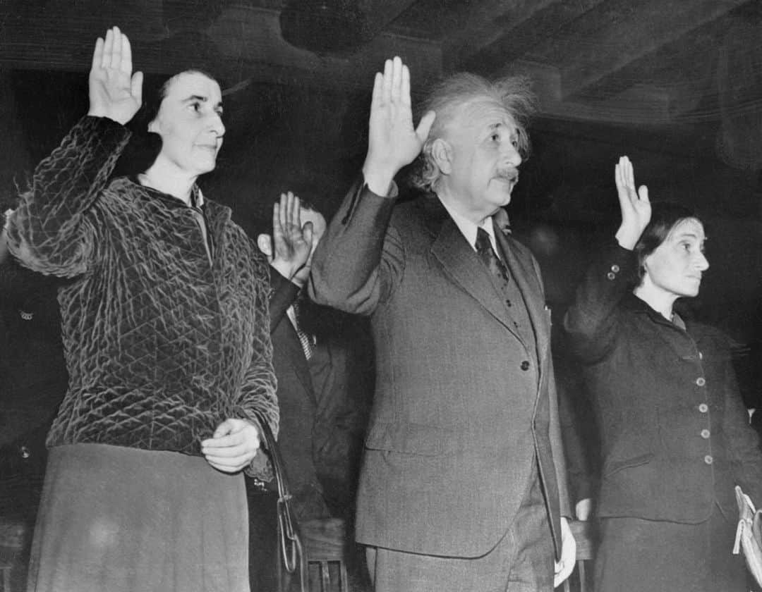 アルベルト・アインシュタインのインスタグラム：「This day in history: On October 1, 1940, Albert Einstein officially became a U.S. citizen in federal court in Trenton, NJ. At right is Einstein's step-daughter Margot, and at left is his secretary Helen Dukas, being sworn in at the same time.」