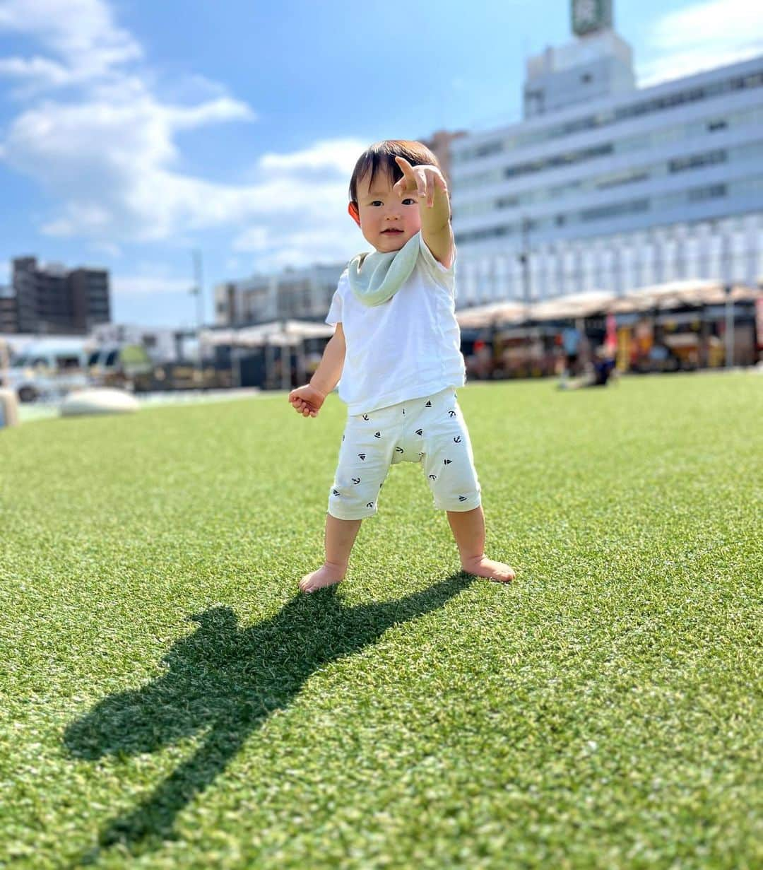 ハミ のインスタグラム：「1歳次男の成長記録𓂃‪𓃱𓈒𓏸  身長77cm 体重9.5kg  ご機嫌がベースの明るい次男坊です🌼  噛みちぎったのをきっかけにおしゃぶりは1歳直前で卒業 笑  ねんねはお昼寝だけでいける様になってお出かけしやすくなりました🙌🏻  でも相変わらず6時前に起きるし寝相悪過ぎて回転裏拳と踵落としを毎晩くらいまくってる😇  ドタバタだったご飯時間は手掴みが上手になって少し余裕がもてる様に🥹  スプーンはめちゃくちゃになるのが嫌で全然練習してないごめん笑  新生児の時は意外と平気だなと思ってしまった年子育児。  私的には離乳食始まってずり這いも早くなった5ヶ月位からが一番大変だった気がします🫣 このへんからしばらく長男が次男と仲良く出来なくなって、 それぞれにしんどい時期だった。  まだちょこちょこあるけど、 だいぶ受け入れてくれる様になりました。  何かが楽になると何かが大変になって〜のループ🙄  大変だけどこんなに必要としてもらえる時間は短いと思うから、  たくさん抱っこしてくんくんして堪能したいと思います😚💕  子育て中のママさんパパさん毎日お疲れ様です🤝🏻🍫  #1歳#男の子#年子#弟#成長記録#育児日記#推し#推しのいる生活」