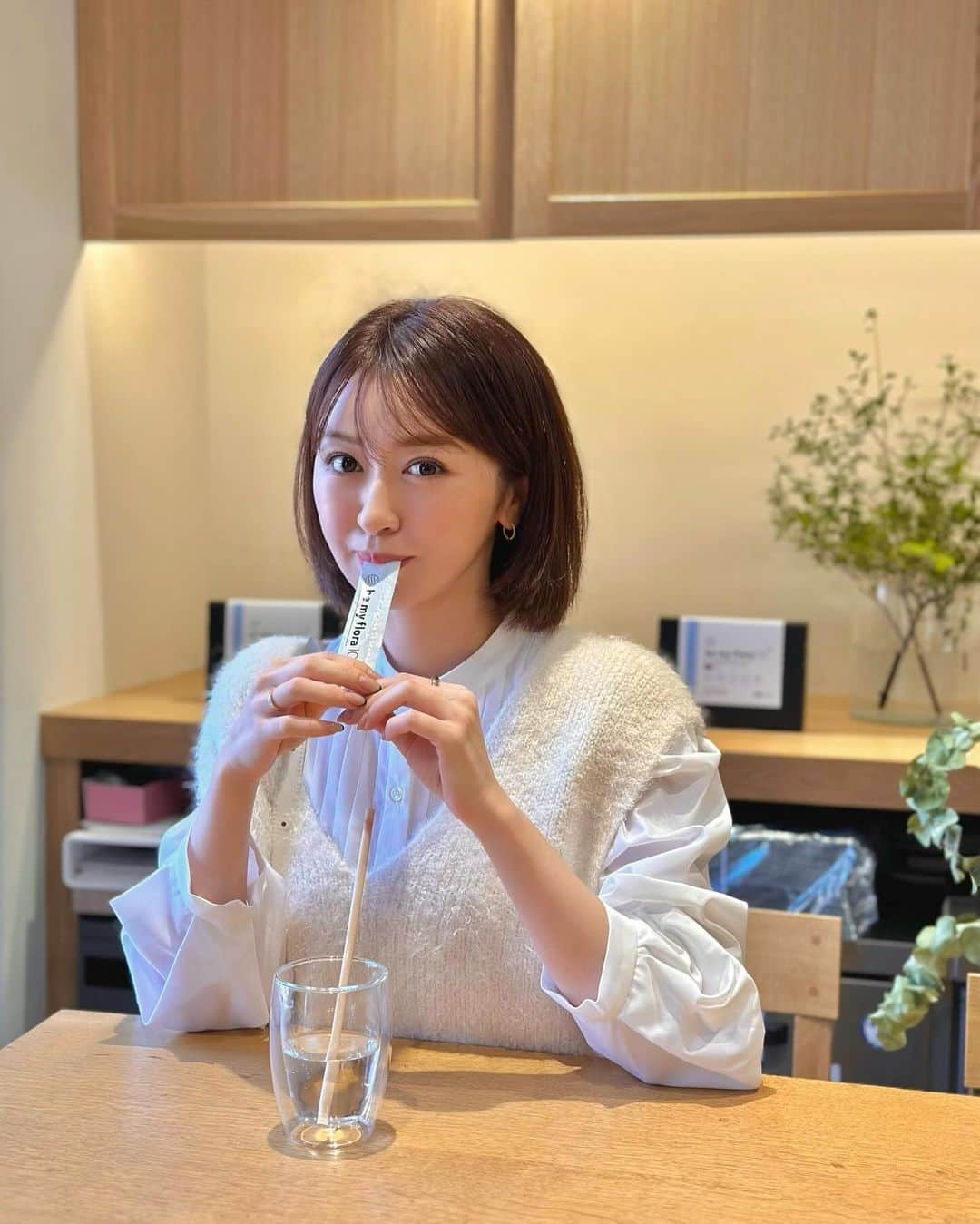 のインスタグラム：「. 🐏💭  発表会にお邪魔した日🤍  酵素ペーストの @bemyflora から10年熟成が発売するにあたって酵素の可能性や栽培へのこだわりなど説明を聞いてさらに好きになりました💙 ビーマイの酵素の中に入っているお野菜や果物が作られている環境が最高で全てが組み合わさって無添加で余計なものが入っていない体に嬉しい物ができているから安心して飲めるし飲みたくなります✨  会場だった@bemyflora_kitchen はとにかくお世話になりっぱなしのお店🍚🥢 アフタヌーンティーもあるし、最近お友達とのランチに行く時もビーマイ行きたいとリクエストがあるくらいです🥰」