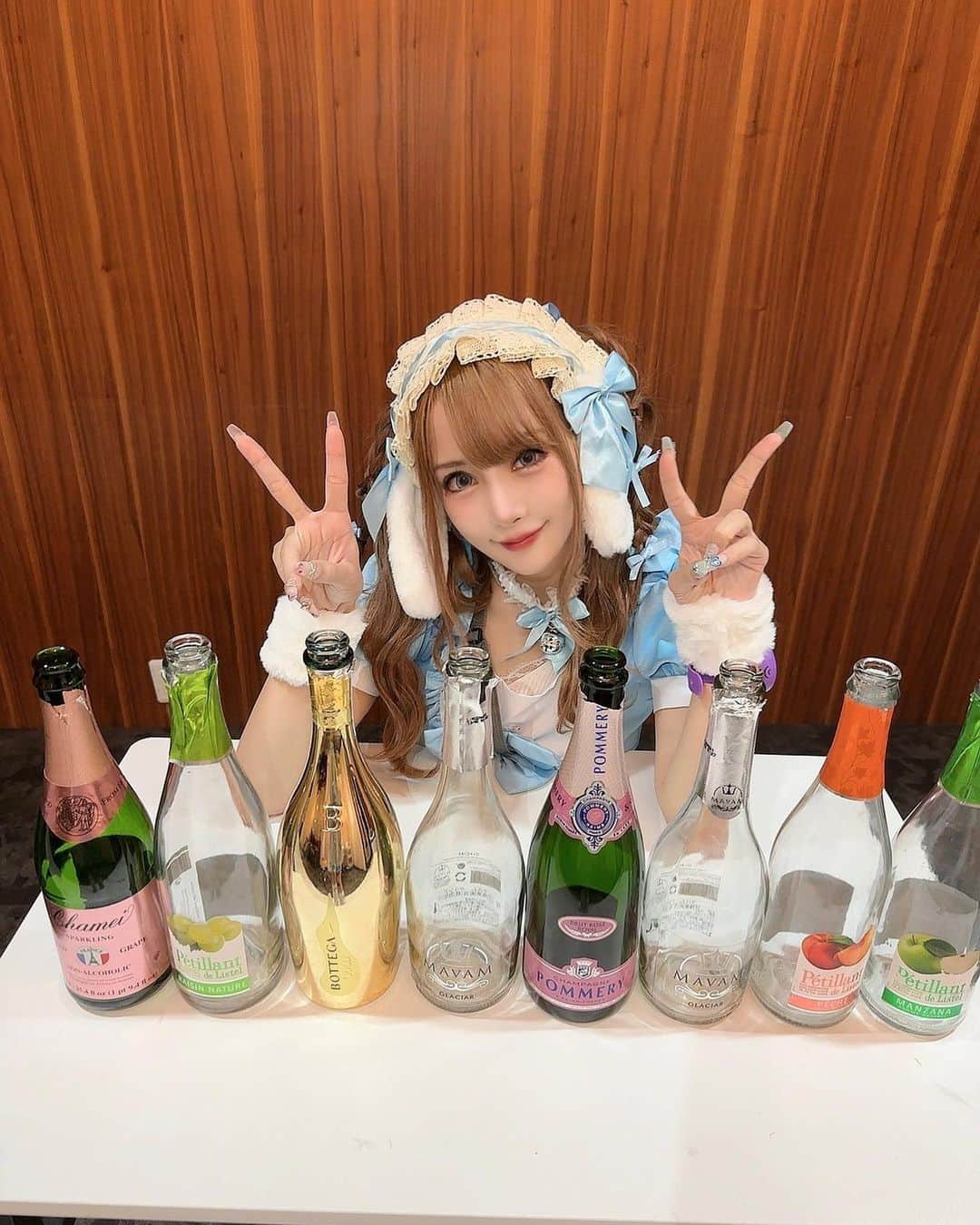 らむめろのインスタグラム：「🍾✴︎･゜ ⁡ 昨日はモグゴリ池袋で生誕祭した🎉 ⁡ ネイルも変えて ヘアメ行って髪可愛くしてもろて リボンも付けてもろて 衣装も靴もカラコンもこの日のために 用意しとったの(̨̡ ⸝⸝.ˬ.⸝⸝ )̧̢ ⁡ 会いに来てくれた方 おごり入れてくれた方 ほんまにさんきゅな🫶🏻🩷 ⁡ 差し入れも嬉しかった🛍 ⁡ みんなだいすき(*˘ ³˘)💋 また会おう！ ⁡ ⁡ ⁡ #モグゴリ #モグゴリ池袋店 #bar #東京 #池袋 #tokyo #ikebukuro #ゲスト出勤 #生誕祭」