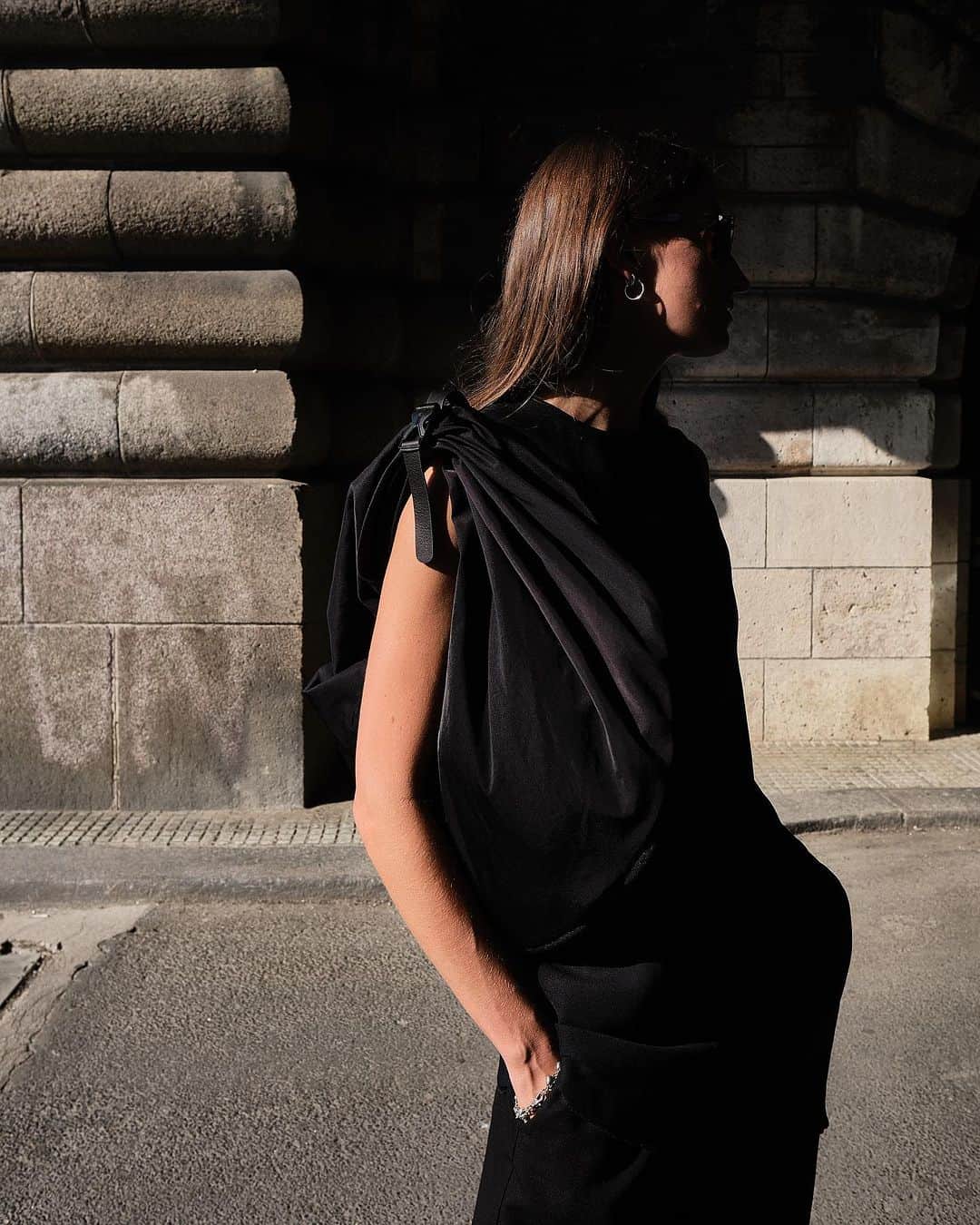 コートエシエルのインスタグラム：「Thanks to the unique twisted construction of the AÓOS L, it doubles up as an accessory depending on how you style it. In this instance, it is wrapped around the shoulder taking the form of a piece of clothing.   Available now from www.coteetciel.com  Photographer: @graemegaughan」