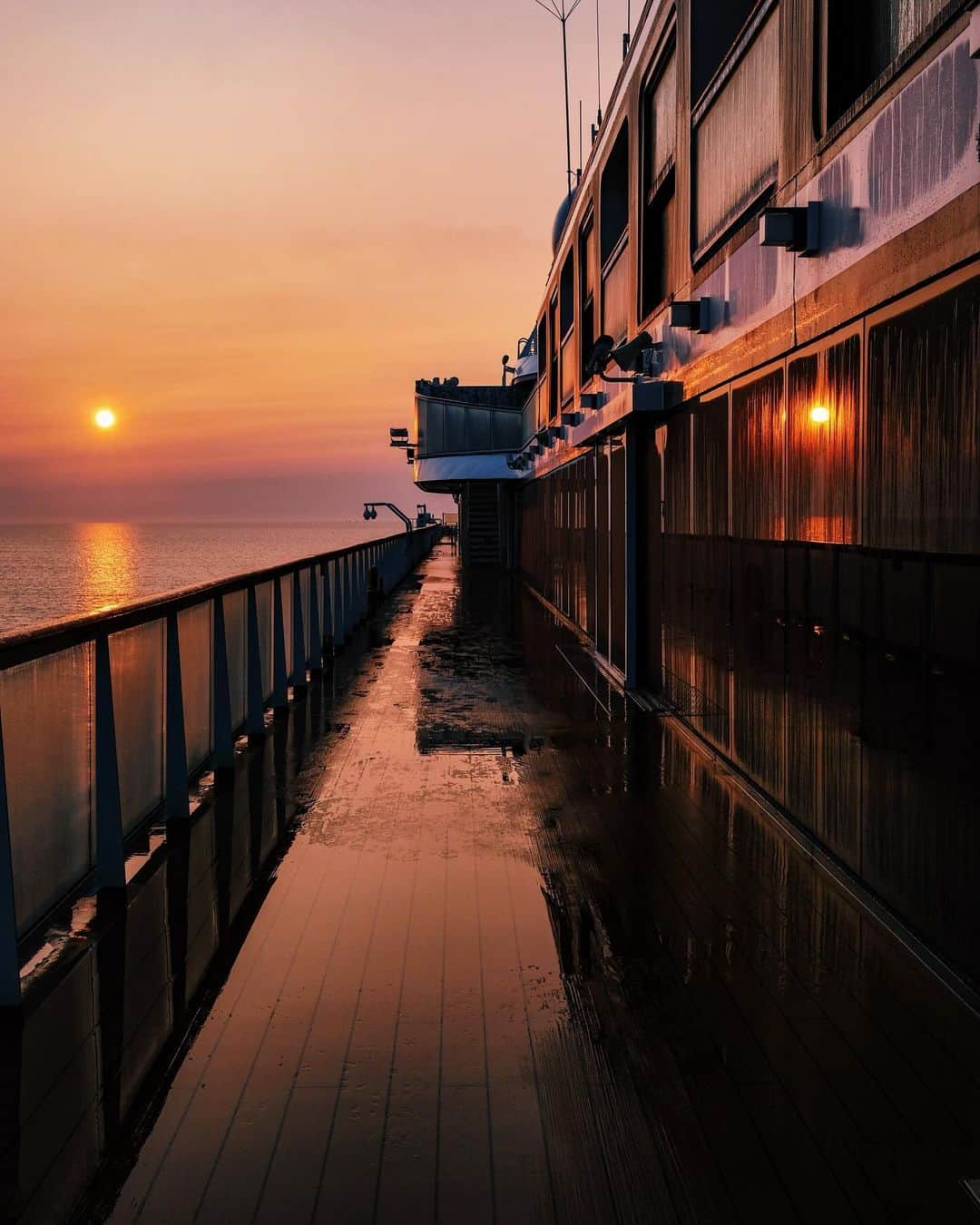 kaelのインスタグラム：「Sunrise this morning on Viking Polaris.   @vikingcruises #myvikingstory」