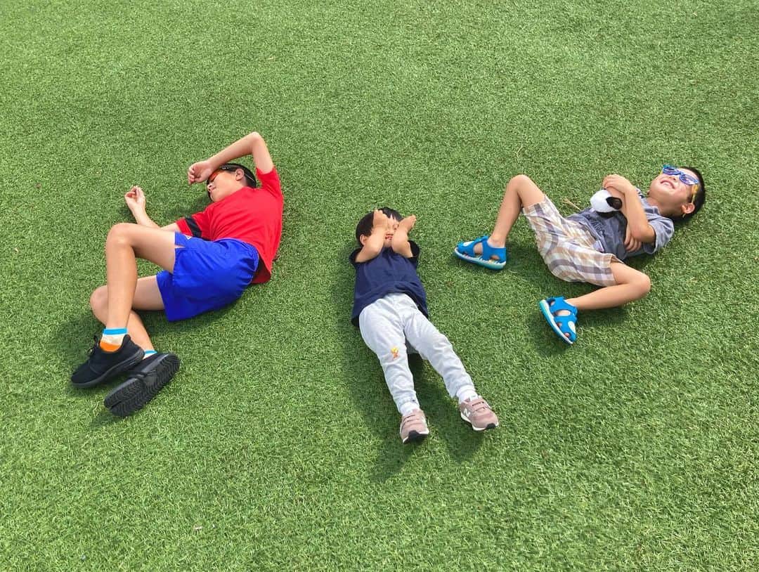 中山美香さんのインスタグラム写真 - (中山美香Instagram)「皆でごーろごろ☺︎☺︎☺︎ 少しずつ暑さもやわらいできたような…。 夏は外遊びの時間を減らしていたけれど。 これからは外で思いきり遊ぶぞー♪ . . . #子育て #育児 #2歳男の子」10月1日 22時27分 - mika5nakayama