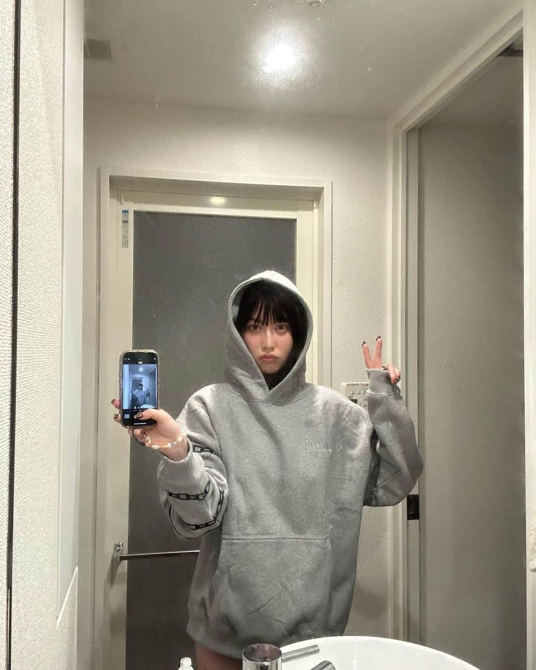 柚月瀬那さんのインスタグラム写真 - (柚月瀬那Instagram)「love hoodie season 🍁🔗⛓️  最近涼しくて嬉しい秋冬服だーい好き‼️(まず季節が好き、汗かきづらいじゃん最高ありが㌧  #下に履いてるのはボディスーツなんですよねぇ」10月1日 22時27分 - iam13dearu