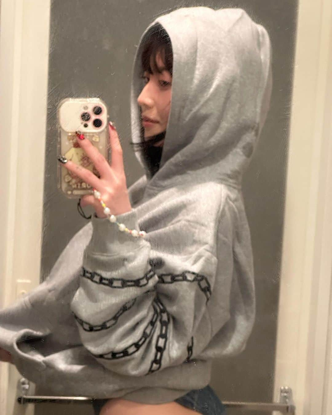 柚月瀬那さんのインスタグラム写真 - (柚月瀬那Instagram)「love hoodie season 🍁🔗⛓️  最近涼しくて嬉しい秋冬服だーい好き‼️(まず季節が好き、汗かきづらいじゃん最高ありが㌧  #下に履いてるのはボディスーツなんですよねぇ」10月1日 22時27分 - iam13dearu