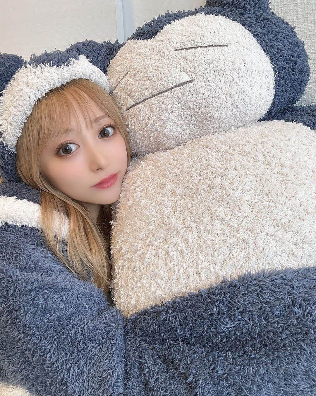 ひなたろす（佐原ひなた）のインスタグラム：「巨大カビゴン💙もっふもっふで手触り最高🩵 ヘアバンドも可愛すぎて付けたら帽子みたいになった👒笑  販売開始されたと同時にぽちったから大満足♡  @gelatopique_official   #gelatopique #ジェラートピケ #ポケモン #カビゴン #カビゴンぬいぐるみ #ジェラピケ #パジャマ #パジャマパーティー #ポケモンgo #ルームウェア #おうち時間 #ポケモングッズ #新作 #ポケモンコラボ　#ポケモンスリープ」