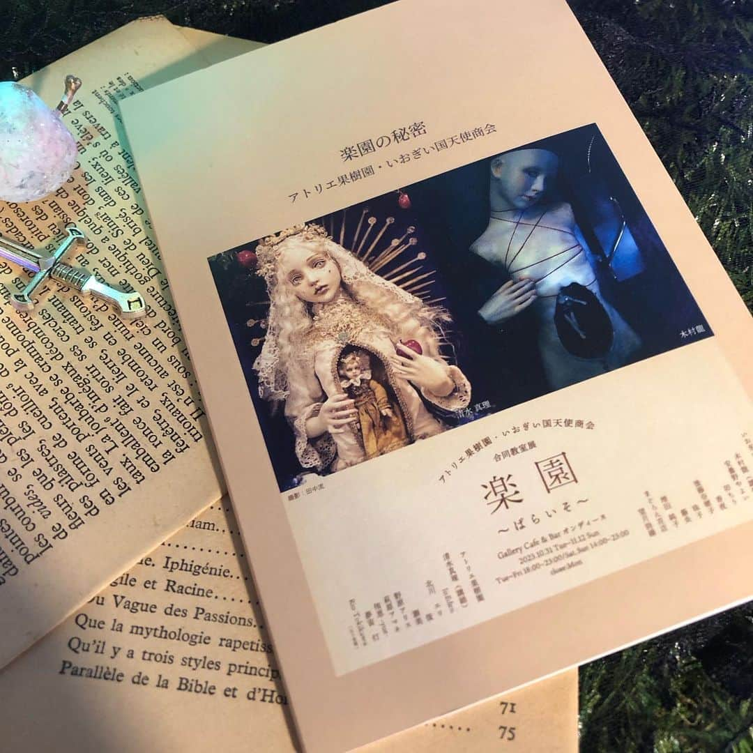 時川りおさんのインスタグラム写真 - (時川りおInstagram)「【お知らせ】 教室展開催記念にミニ冊子を制作しました。会場にて500円で販売いたします📚 限定100部です、ノベルティもついてくるのでぜひチェックしてみて下さい✨  表紙は告知画像も制作くださったArchifact大場様のデザイン 序文は卯ちり様に執筆頂きました。 先生方の写真と冊子内画像の一部は田中流様撮影になります。  編集はRioTokikawaです(拙いながらも頑張りました…)  「楽園～ぱらいそ～」 Gallery Cafe&Bar オンディーヌ 10/31(火)～11/12(日)  火～金　18～23時　土日　14～23時 月曜休  ††††††††††† We made mini magazines for an exhibition of atelier Kajuen and iogii.  【Exhibition】 Two weeks after Halloween A joint exhibition of doll ateliers will be held at Ondine, Higashi Koenji ,Tokyo🎃. The theme of the exhibition is "Paradise" and it will be held jointly with Ryu Kimura's atelier. Please come and visit us! ✨  Paradise -Paraiso Atelier Kajuen and Iogiikoku Tenshi Shokai Joint atelier Exhibition 10/31(Tue) - 11/12(Sun)  18:00~23:00 (Sat & Sun 14~23:00) Closed on Mon.  †††††††††††  #gallery #ギャラリー　#美術　#artgallery #japanartgallery #artdoll #球体関節人形 #bjd #ドール　#originaldoll #展覧会情報 #美術展 #人形　#sculpture #newcontemporaryart #artbjd #fantasyart」10月1日 22時30分 - riotokikawa_doll