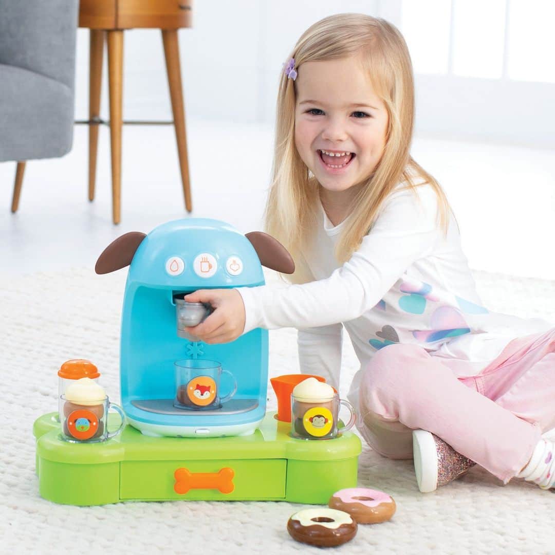 Skip Hopのインスタグラム：「It's Sunday Funday! 🙌 Who wants a double espresso & a yummy donut?! ☕🍩☕🍩  #skiphop #musthavesmadebetter #pretendplay #pretendplaytoys #toddlertoys #sundayfunday #coffee #donuts」
