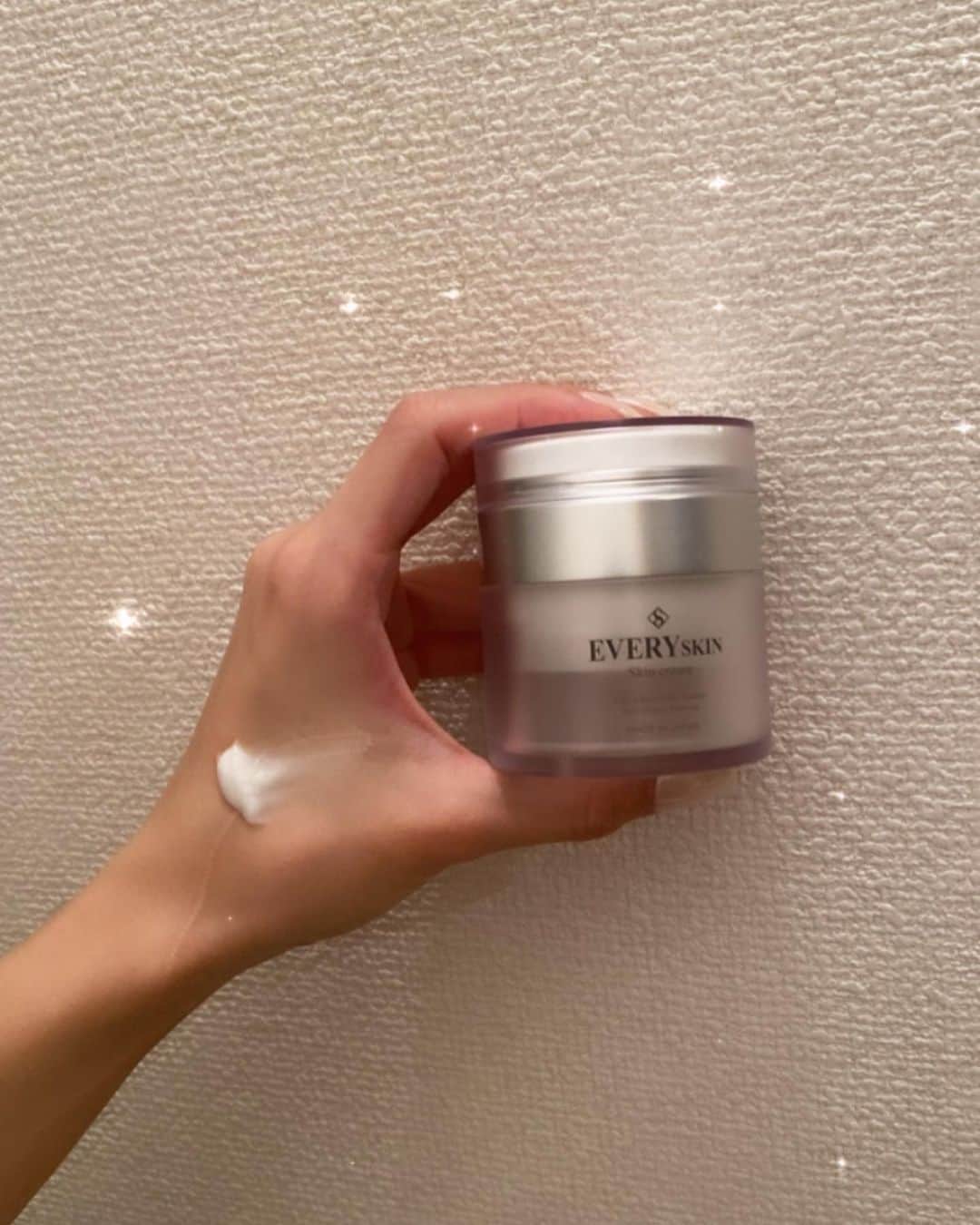 renさんのインスタグラム写真 - (renInstagram)「・ ・  皮膚が薄いので丁寧におシワケア🫶  @norganic_official のこのリンクルダイレクトエッセンス。 先月からの新入りスキンケア。 こちら本当に良い。お値段もそこそこいい。🥺 でも続けようと思うアイテムに出会いました！  セラムの後は @everyskin_official のスキンクリーム これは手放せない。これも何個使っているんだか😮‍💨🙏 クリームが苦手な方でも始めやすい、 しかし肌に密着してくれる。  ・ ・」10月1日 22時30分 - _reeen_