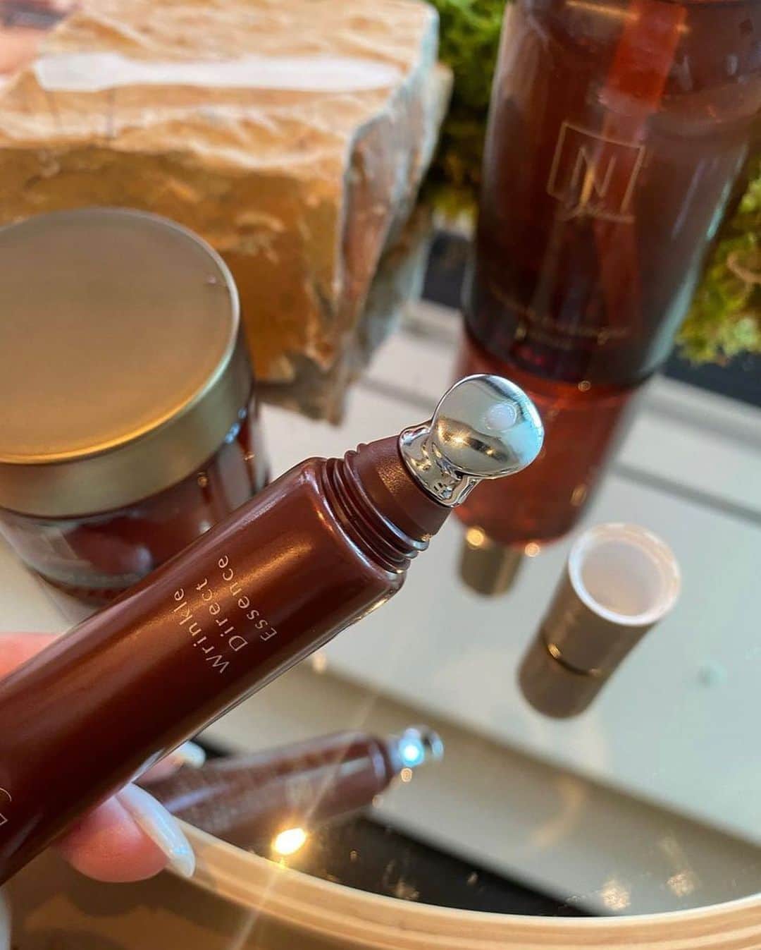 renさんのインスタグラム写真 - (renInstagram)「・ ・  皮膚が薄いので丁寧におシワケア🫶  @norganic_official のこのリンクルダイレクトエッセンス。 先月からの新入りスキンケア。 こちら本当に良い。お値段もそこそこいい。🥺 でも続けようと思うアイテムに出会いました！  セラムの後は @everyskin_official のスキンクリーム これは手放せない。これも何個使っているんだか😮‍💨🙏 クリームが苦手な方でも始めやすい、 しかし肌に密着してくれる。  ・ ・」10月1日 22時30分 - _reeen_