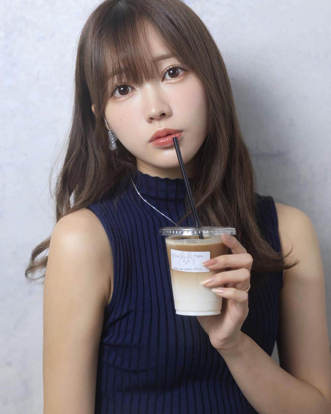 稲田汐莉のインスタグラム：「一番好きな飲み物はカフェラテだけど 飲み物でカロリー摂るならお菓子食べたいと思っちゃって、特茶飲んでる😹 この写真いつもより小さいカラコンなんだけどどっちが盛れてるー？」
