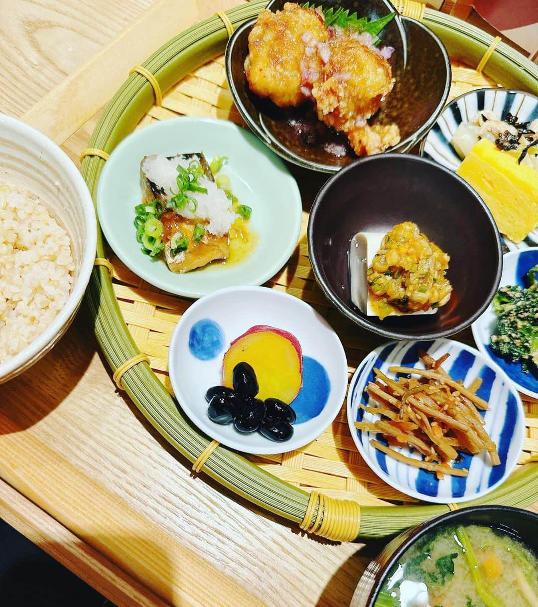 生天目仁美 のインスタグラム：「下北沢にお芝居観に行ってきました。  あひるなんちゃらさんの 『真夜中にコライダー団地で』  面白かったです。 会話劇なんだけど 間とか面白いなぁって。  来年、 なば缶じゃないんだけど 舞台出ようと思ってるのよ。  帰り道 今日観た舞台を思い出しながら 自分が出るのはどんな感じになるのかなぁ？ と考えながら歩いてたら 代々木上原にいました。  お腹すいたから 定食たべたよ。  #なばさんぽ」