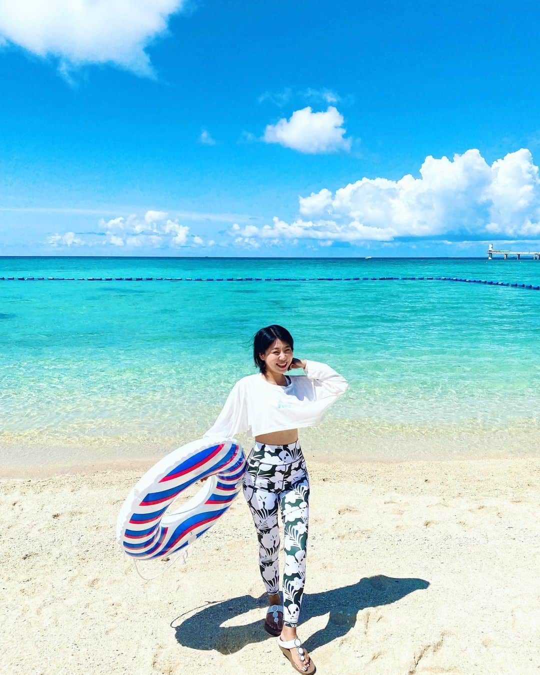 石岡麻奈美さんのインスタグラム写真 - (石岡麻奈美Instagram)「綺麗だった『ザ・ブセナテラス』のプライベートビーチ。  青くキラキラと輝く海に白い砂浜、天気もよく海風が心地よかったです。  この日は一日中ここで泳いだり、シュノーケルをしたり、カヤックを漕いだりして過ごしました。  たくさん日焼けしましたが全然気にしません🤗笑  #ブセナテラス #ザブセナテラス #プライベートビーチ #ビーチ #沖縄 #沖縄ビーチ #綺麗なビーチ #綺麗な海 #エメラルドグリーンの海 #thebusenaterrace #busenaterrace #beach #beautifulbeach #okinawabeach #okinawa」10月1日 22時31分 - manami_ishioka