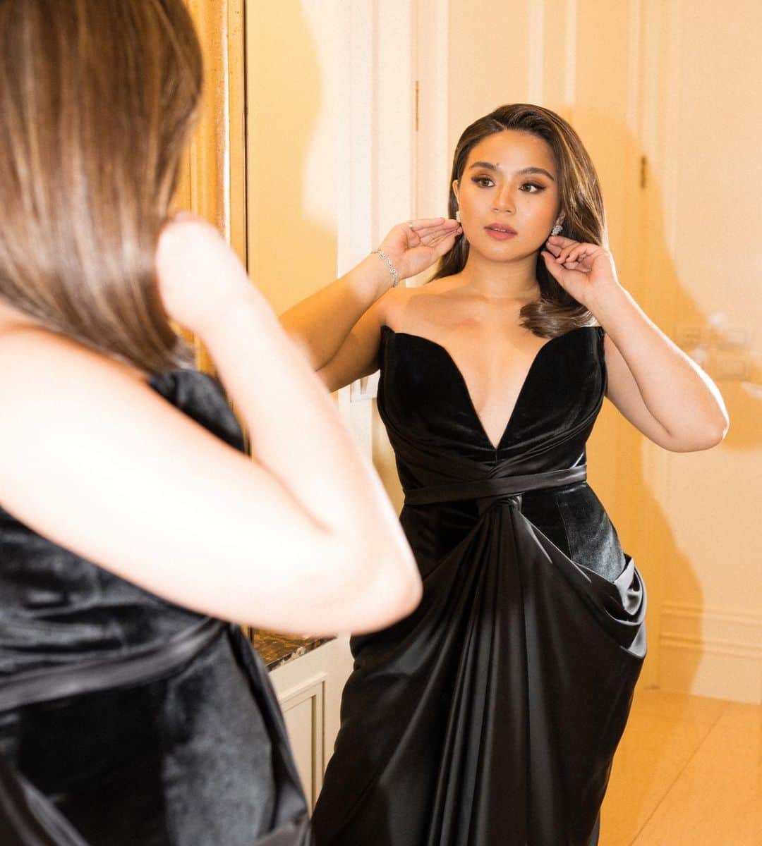Miles Ocampoのインスタグラム：「#ABSCBNBall2023 ✨   Gown by @maison_soriano  Photo by @_pearlstudio Hair by @florenz_hair Makeup by @mac_igarta Diamonds by @loverocksjewelry Clutch by @blingandcoph Styled by @cathsobrevega @riri.verano @san.dra.sy @mikaaalejo」