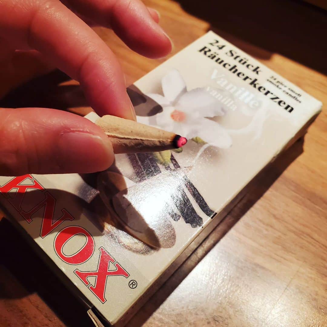 常世晶子さんのインスタグラム写真 - (常世晶子Instagram)「お香を焚くと落ち着きます😌♪  そうなのよ。癒される必要があると思うの私。  遠くに旅に行きたいな～✈️🌊🍴  仕事ばかりでもね😊！！  #ヒーリング #お香」10月1日 22時33分 - tokoyo_shoko