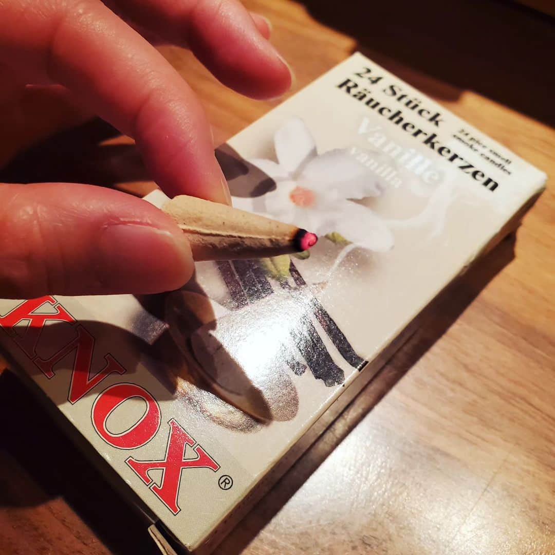 常世晶子のインスタグラム：「お香を焚くと落ち着きます😌♪  そうなのよ。癒される必要があると思うの私。  遠くに旅に行きたいな～✈️🌊🍴  仕事ばかりでもね😊！！  #ヒーリング #お香」