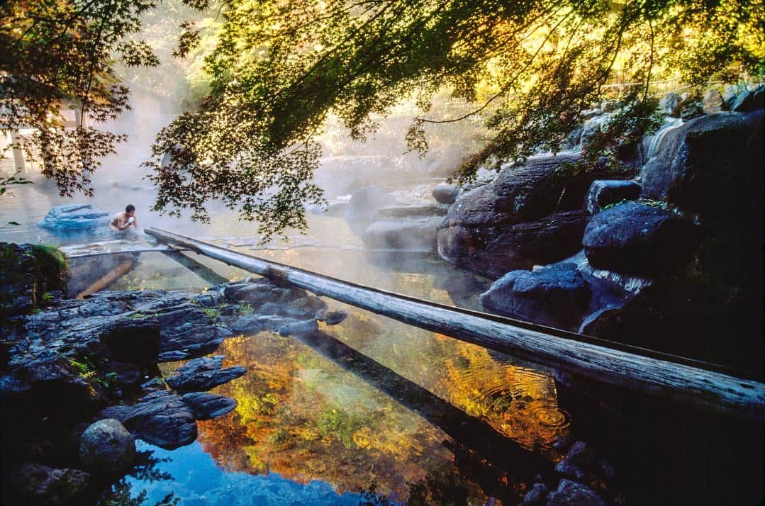 Michael Yamashitaのインスタグラム：「A dreamy haze over Takaragawa hot springs envelops bathers contemplating the beauty of the autumn foliage. #onsen #japaneseonsen #takaragawa #takaragawaonsen #gumma」