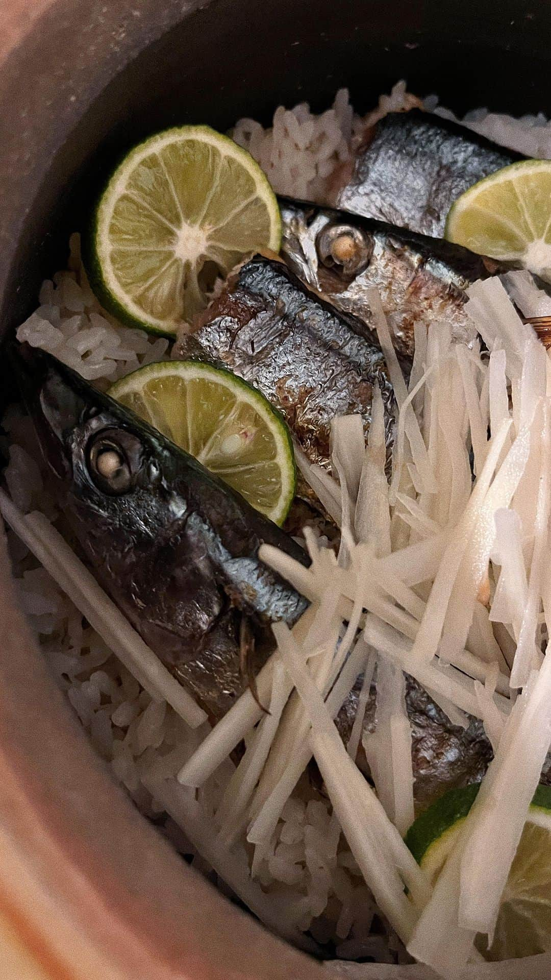 宇藤えみのインスタグラム：「10月1日(は、早い…) 秋刀魚と新生姜ごはん 秋のごちそう🤤 #暮らし」