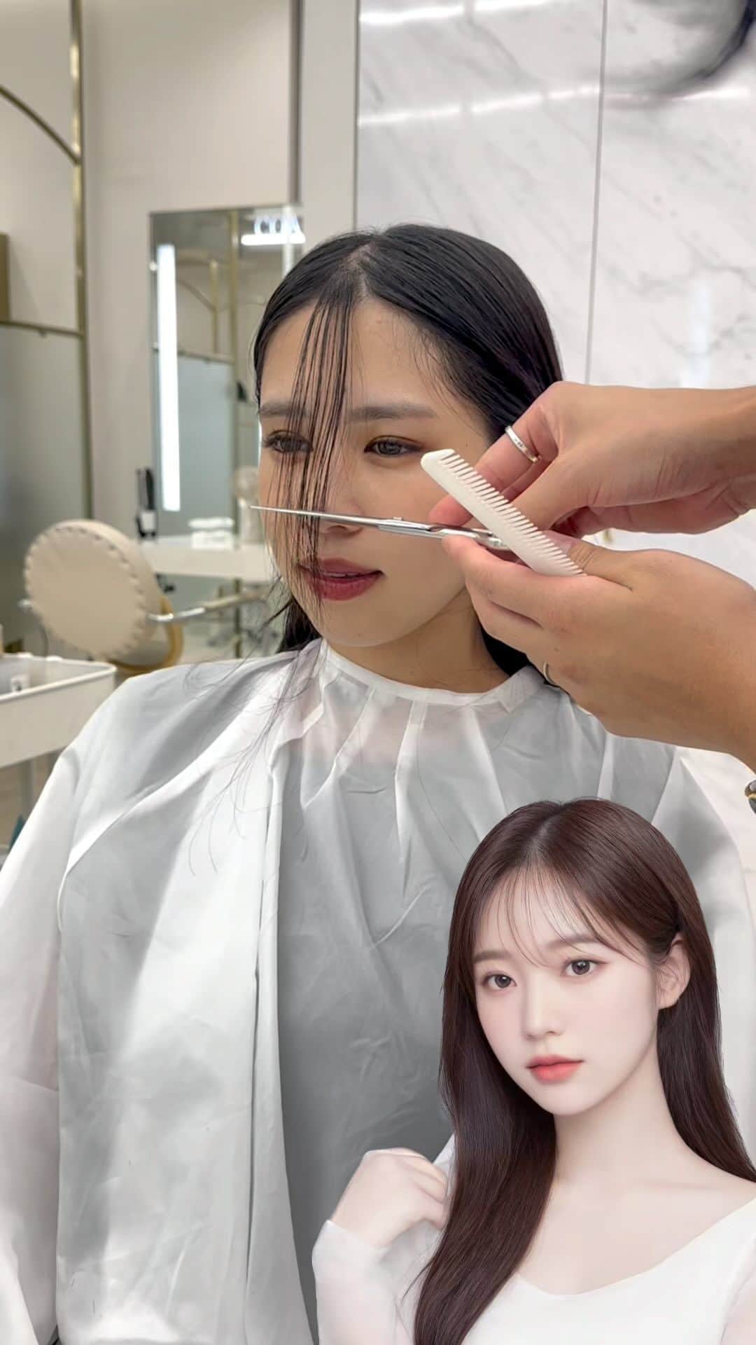 のインスタグラム：「薄め前髪は束感のある感じがオススメです✂️ バームをつけるといい感じに垢抜けます❤︎ オーダーの際に保存してお使いください✨ ˗˗˗˗˗˗˗˗˗˗˗˗˗˗˗˗˗˗˗˗˗˗˗˗˗˗˗˗˗˗˗˗˗˗˗˗˗˗ ⁡ ◌ @eisho_coa  ⁡ 前髪顔周りのどんな悩みも 是非ご相談下さい✨ ⁡ ☑︎流し前髪だけど要望と違う ☑︎前髪顔周りを切られすぎる ☑︎顔周りがなくて困っている ☑︎前髪が巻きづらく上手くいかない ☑︎変な毛がいつも前髪に出てくる ☑︎扱いづらくて困っている ☑︎おでこが狭くて悩んでいる ⁡ などなど 少しでも気になることは全てお聞かせ下さい✨ メモ持ってきても大丈夫です📝 ⁡ ˗˗˗˗˗˗˗˗˗˗˗˗˗˗˗˗˗˗˗˗˗˗˗˗˗˗˗˗˗˗˗˗˗˗˗˗˗˗ ⁡ ⁡ ◌ 料金 ◌ ・カット ¥8800 ・カット 𓂃 トリートメント ¥12100 ・カット 𓂃 カラー ¥17600 ・カット 𓂃 カラー 𓂃 トリートメント ¥22000 ⁡ ※初回のみ指名料+¥3300かかります。 2回目以降は指名料無料です。 ⁡ ⁡ 𓂃 よくあるご質問 𓂃 ⁡ ⁡ Q . 予約はどうしたらいいですか？ ⁡ ✎ プロフィールのURLからお待ちしております✨ ⁡ ⁡ Q . 場所はどちらですか？ ⁡ ✎ 東京都中央区銀座6-13-9 GIRAC GINZA 7F 【銀座駅5分、東銀座駅から徒歩3分】 ⁡ ⁡ Q . 投稿に可愛い子しか載っていないですが、 私が行っても大丈夫ですか？ ⁡ ✎もちろん大丈夫です。 僕のお客様は【3歳〜74歳】の 子連れ様から老若男女幅広いの方が ご来店してくださっております。 女性は必ず可愛くします！ 実は男性のカットも得意です。 最近ご紹介もかなり多いです✨ ⁡ Q . どんな美容師？ ⁡ ✎ お話するのが好きです✨ ただ施術中は技術に没頭する時があり その時はあまり話さなくなります✂︎ ⁡ Q . カウンセリングはしっかりしてもらえますか？ ⁡ ✎もちろんです！ 前髪顔周りの生え際、癖毛、割れめ、こめかみ、 頬骨、えら、丸顔、面長、りんかく などのお悩みもしっかりカウンセリングさせて頂いてから 施術に入らせて頂きますのでご安心ください✨ ⁡ ⁡ カットは【前髪】【ロングレイヤー】 が好きですが、 ミディアム、ボブ、ショート、 メンズカットも好きです。 巻きも得意なので、 知りたい方はなんでもお伝えします✨ ⁡ カラーはブリーチなしのワンカラーで 【艶感】【透明感】【くすみ感】が出るように 300種類以上の中から 独自の配合で調合しております。 ⁡ ストレートはダメージを最小限で抑えられるように かなりこだわっています！ 微アルカリ〜弱酸領域の範囲で施術するので 基本的に【ヘアカラー】と同時施術が可能です✨ ⁡ トリートメントはできるだけ長持ちできるように 【手触り】【質感】にこだわっています！ あとはアウトバスのヘアケアも重要なので 興味ある方はしっかり説明しています✨ ⁡ パーマは最近持ちの良いデジタルパーマが好きです。 熱処理する事で普通のパーマより持ちが良くなります。 僕の使う薬剤は基本的にダメージを最小限でかけるので コテを使って巻いても大丈夫です。 巻かなくても普段のスタイリングはかなり楽になります✨ ⁡ #銀座　#千葉　#前髪カット　#顔周りカット　#小顔カット　#おくれ毛カット　#顔周り　#前髪　#シースルーバング　#かきあげ前髪　#小顔に見える顔周り #小顔カット #似合わせカット　#おくれ毛　#前髪顔周り似合わせ」