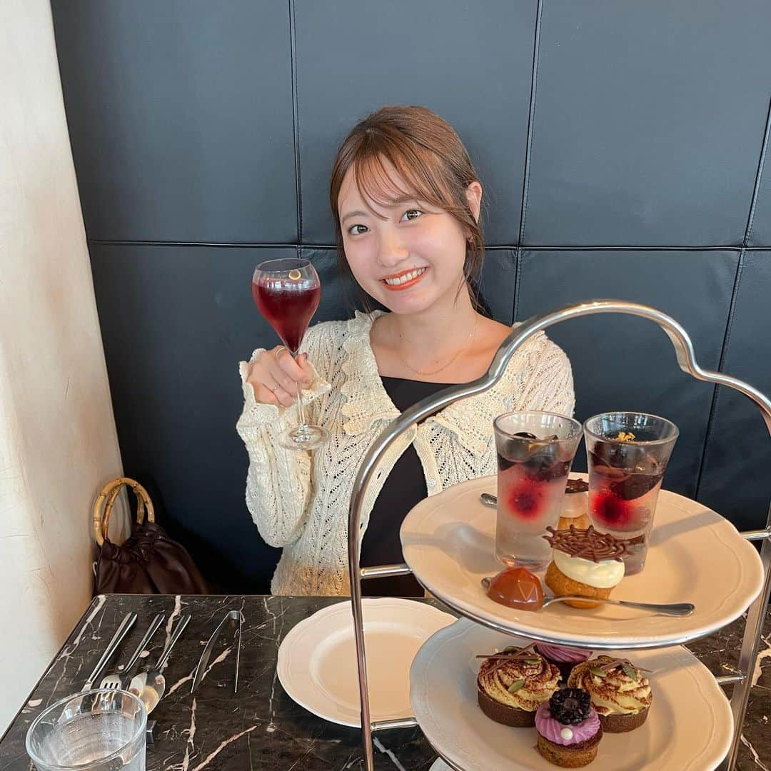 志茂彩奈さんのインスタグラム写真 - (志茂彩奈Instagram)「・ まなかちゃんとafternoon tea~🫖♡ momo戻りたいねえ🍑  #afternoontea#アフタヌーンティー#aoyamagrandhotel#青山グランドホテル」10月1日 22時46分 - nayaas___