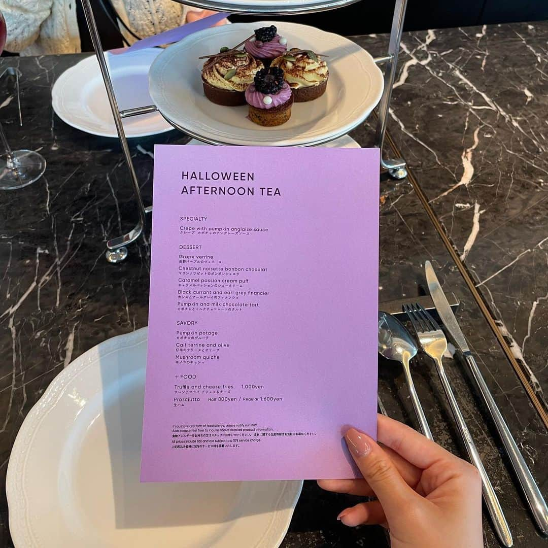 志茂彩奈さんのインスタグラム写真 - (志茂彩奈Instagram)「・ まなかちゃんとafternoon tea~🫖♡ momo戻りたいねえ🍑  #afternoontea#アフタヌーンティー#aoyamagrandhotel#青山グランドホテル」10月1日 22時46分 - nayaas___