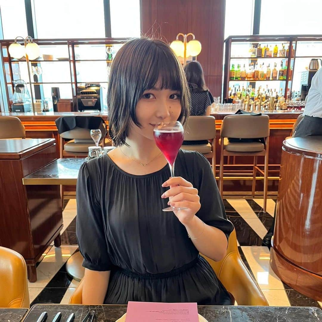 志茂彩奈さんのインスタグラム写真 - (志茂彩奈Instagram)「・ まなかちゃんとafternoon tea~🫖♡ momo戻りたいねえ🍑  #afternoontea#アフタヌーンティー#aoyamagrandhotel#青山グランドホテル」10月1日 22時46分 - nayaas___