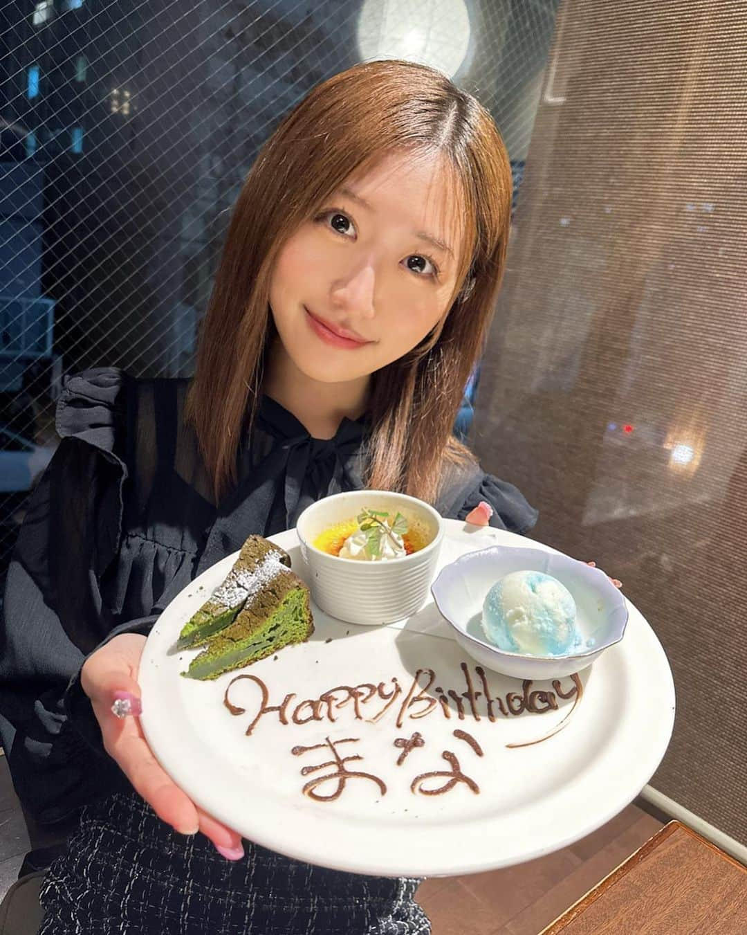 古澤愛のインスタグラム：「今日で23歳になりました〜♡ たくさんお祝いして貰えてとっても幸せです✌🏻🤍 23歳の一年も自分らしく元気に、毎日を楽しみたいと思います🥰 （父と母がお祝いしてくれました☺️）  #ootd #dailylook #japan #instagood #오오티디 #데일리룩 #좋아요 #팔로우 #selfie #셀카 #フォロー #00년생 #셀스타그램 #fashion #패션 #옷스타그램 #일본 #메이크업 #ヘアアレンジ #新潟 #birthday #mybirthday #생일 #誕生日 #cake」