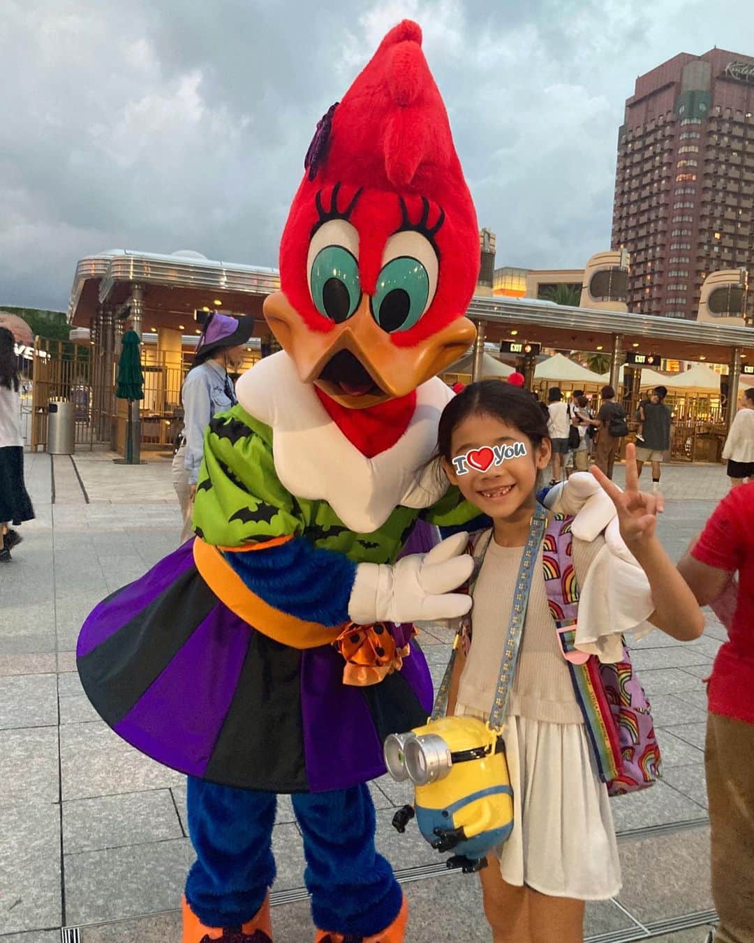 のインスタグラム：「運動会お疲れさま！ってことで、 年パス使って久しぶりにUSJ🌏  パーク内、すっかりコロナ明けした様で✨ キャラクター達と触れ合える！ ポップコーンバケツに入れてもらえる！ キッズエリアの制限も無くなってる！  延々とボールプールと滑り台にはしゃいでる姿見て、 あれ？近所の公園にいるかな…って錯覚しそうだったけど。まぁ、楽しかったなら良し。  ちなみに、代休は明日でーす🙋」