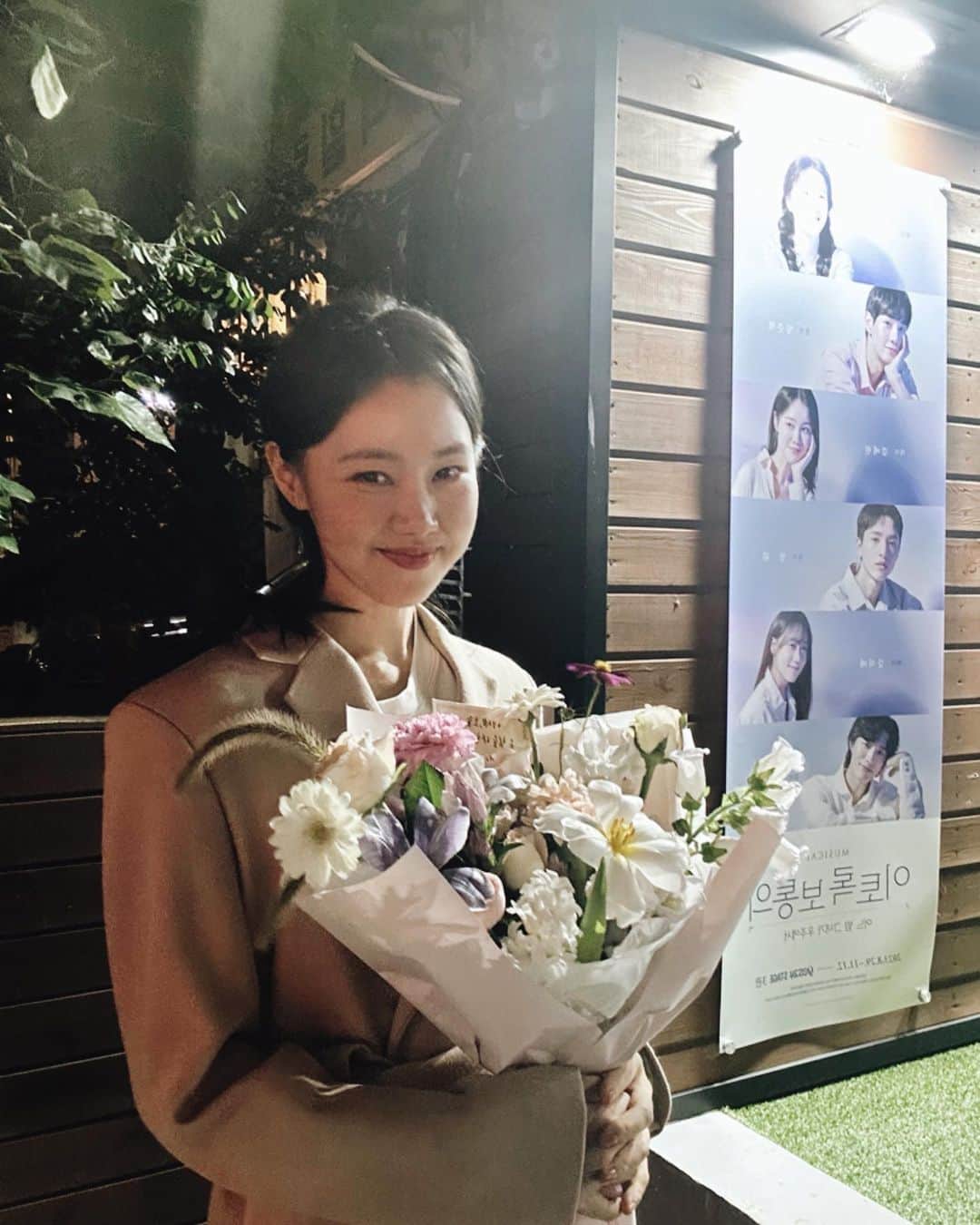 キム・イェウォンのインスタグラム：「벌써 한달이 흘러 10월 맞이 :) 뮤지컬 이토록 보통의 이제 거의 공연의 반이 흘렀다.  서툴렀고 최선의 선택들이었고 고마웠다. 그리고 여전히 모든 것이 멈추지 않고 흘러가고 있다.  #musical #normal_like_this」