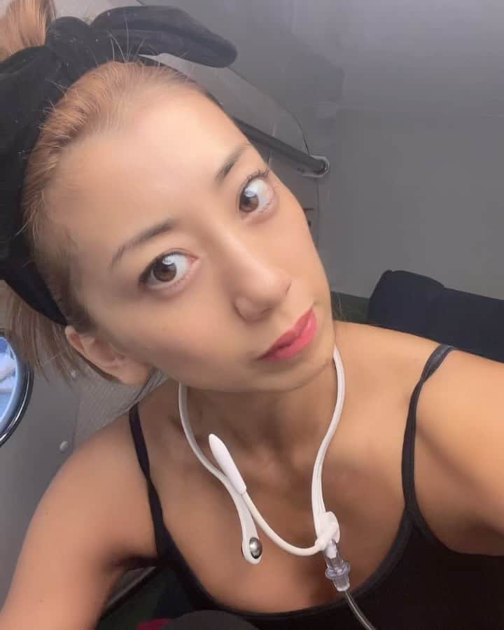 のインスタグラム：「いよいよ 今日から10月ですね✨✨✨  2023年も、 ラスト3ヶ月となりました🫢🫢  会いたい人に会い、 行きたいところに行き、 やりたかったことをやって 今年１ミリでも出来る事増やして 一日、一日を大切にしたいです  高圧水素酸素治療を毎日しています 1.9気圧の高気圧の環境で、高濃度の酸素50％と水素4％の両方を吸い続けることで、血液中の酸素濃度が通常の6.5倍になるのです✨✨  全日本選手権まで、あと一週間✨ ラストスパートです✨✨  #高圧水素酸素 #水素治療 #ヘリックスジャパン」