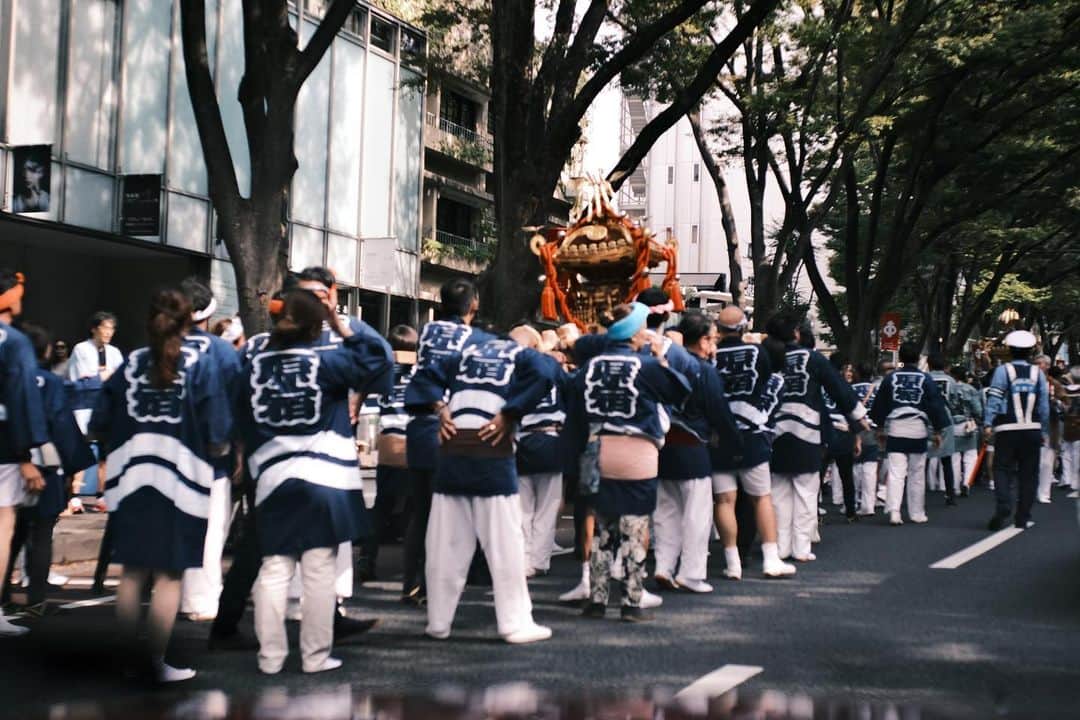 角田美喜のインスタグラム：「お神輿出ていました📷秋祭りの季節ですね🍁 #原宿」