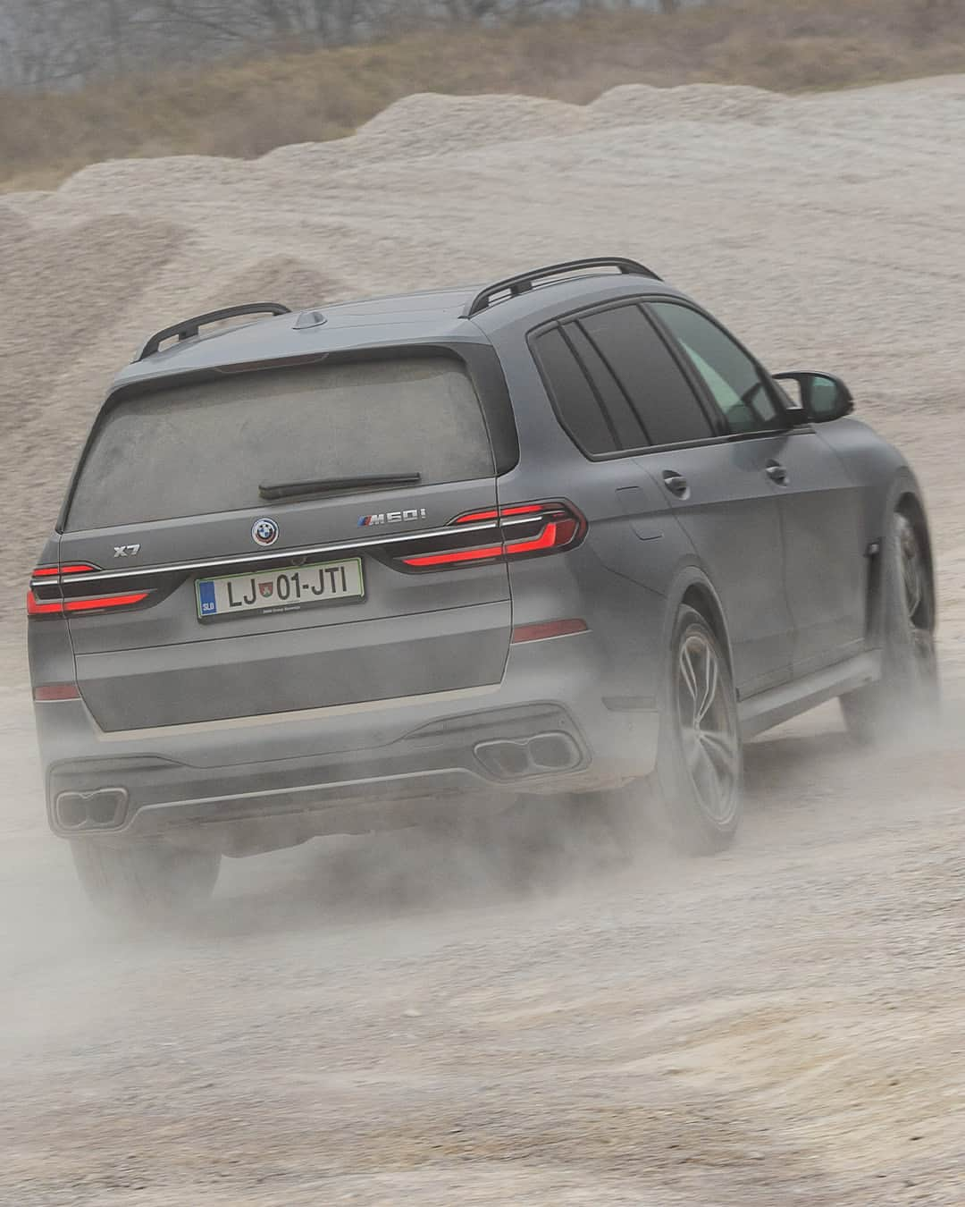 BMWさんのインスタグラム写真 - (BMWInstagram)「Fun off the beaten track 🫶  The BMW X7. #THEX7 #BMW __ BMW X7 M60i xDrive : Combined fuel consumption: 12.9–12.1 l/100 km. Combined CO2 emissions: 292–274 g/km. All data according to WLTP. Further info: www.bmw.com/disclaimer」10月1日 22時51分 - bmw