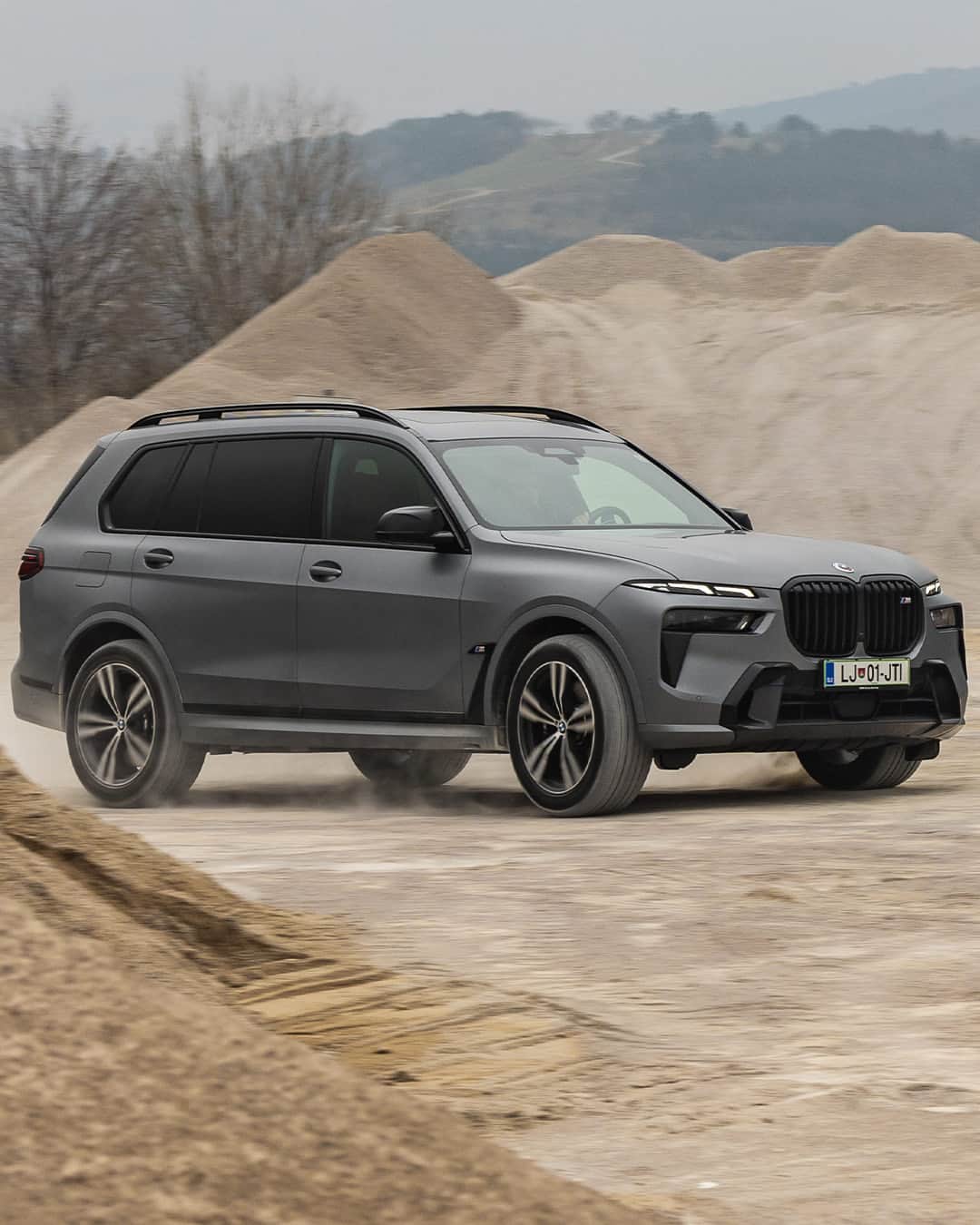 BMWさんのインスタグラム写真 - (BMWInstagram)「Fun off the beaten track 🫶  The BMW X7. #THEX7 #BMW __ BMW X7 M60i xDrive : Combined fuel consumption: 12.9–12.1 l/100 km. Combined CO2 emissions: 292–274 g/km. All data according to WLTP. Further info: www.bmw.com/disclaimer」10月1日 22時51分 - bmw