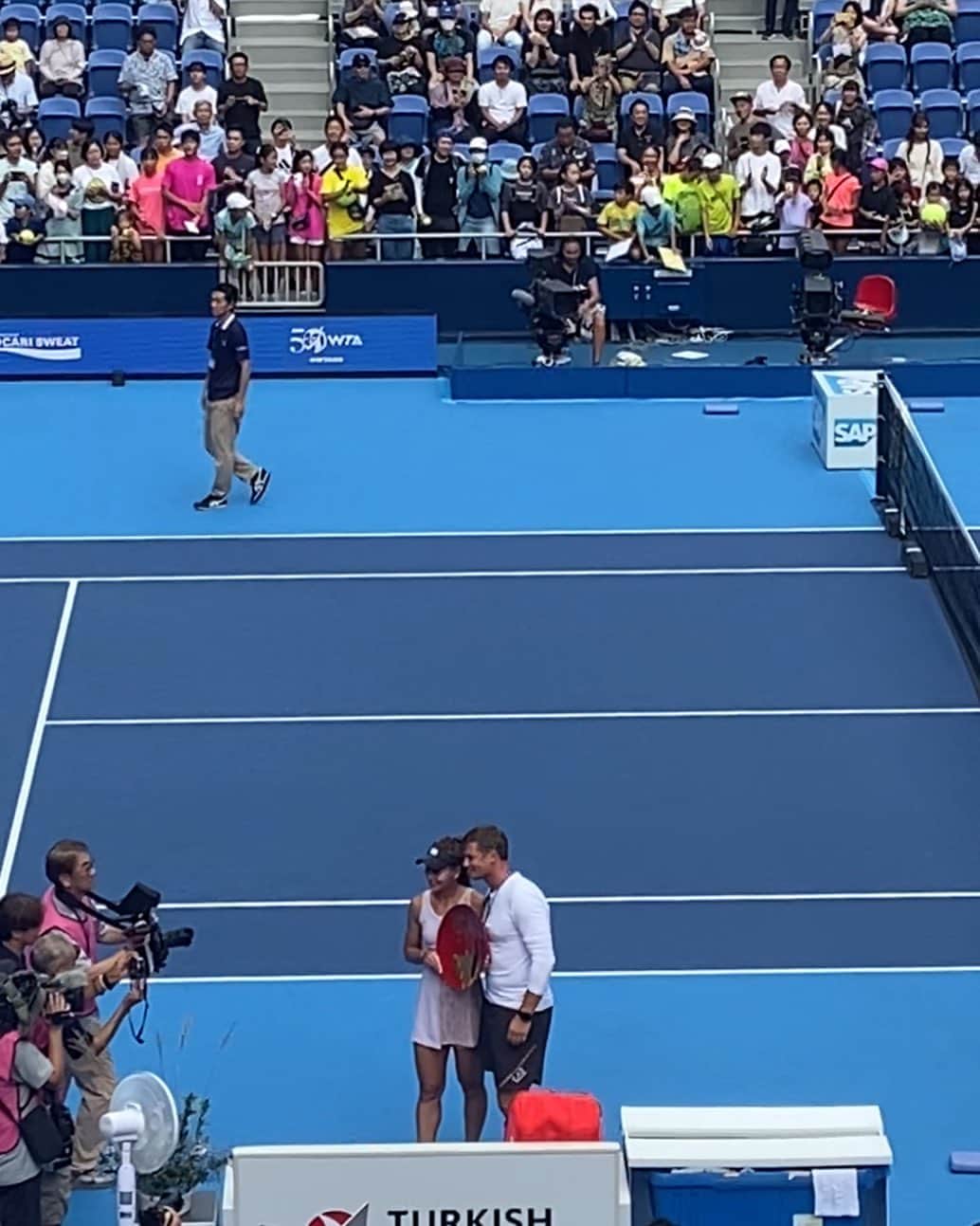 lalapinkのインスタグラム：「東レパンパシフィックオープンテニス2023🎾  なんと抽選に応募したら当選✨ 招待されました✌️ 決勝&エキシビジョン。  ベロニカ・クデルメトワ優勝🏆  写真はコーチでもある旦那様と❤️  ヒンギスにも会えて、テニス熱が上がりました！ レッスン頑張ろっと🎾  ご招待ホントにありがとうございました。  #今年の東レPPOはテニスフェス！ #東レppo  #ベロニカクデルメトワ  #マルチナヒンギス  #有明コロシアム」