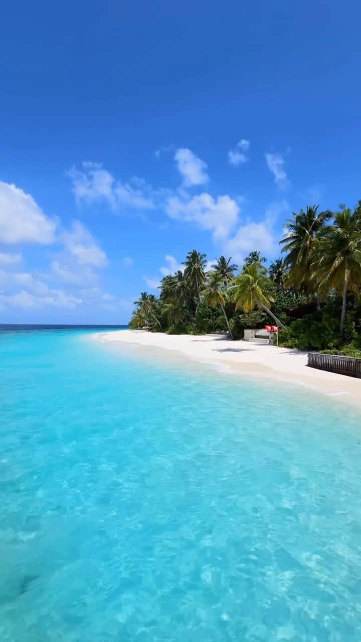 Maldivesのインスタグラム：「Maldives Islands - Escape to Paradise.  Connect with us @nichegetaways to book your vacation in the Maldives.   🎥 @vacationplaces_   #nichegetaways #maldivesislands #luxuryresort #travelinspiration #islandvacations #traveltheworld #lagoon #beachresort #мальдивы #wanderlust #beautifulbeach #beaches #islandgetaway #paradisefound #bucketlist #vacay #beachvibes #purebliss #island #vacation #beautifuldestinations」
