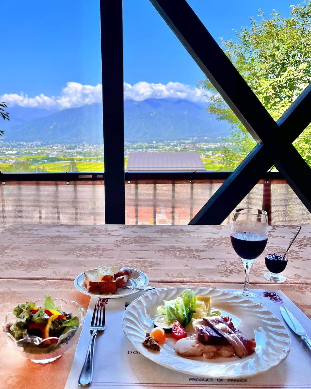 土屋香織さんのインスタグラム写真 - (土屋香織Instagram)「𖥎 .長野 安曇野 メイヤの樹 🌳 朝食編🥣 朝ランの後はこんな素晴らしい景色を眺めながら これまた美味しくてたまらない朝食をテラスでいただきました😍 そよそよと風がとっても気持ちよかった𓂃𓂃𓂂𓏸𓅪 . 朝食もとても手が込んだものがずらり🥺❣️ お野菜も美味しくて幸せ☺️ サラダのドレッシングはキャンティ風でした🥗 風がない日はオムレツ目の前で作ってくれるみたいです🍳 テラスで朝食とかこんな生活憧れるなぁ✨ . . . #メイヤの樹 #安曇野 #オーベルジュ #ホテルの朝食 #長野グルメ #あづみのライフ #長野観光 #長野旅行 #安曇野観光 #贅沢な時間 #かおvoyage #かおgourmet #東京女子部 #nagano #安曇野グルメ #ホカンス #retrip_nippon #tabifleeeeek #ツギノタビ #テラスで朝食」10月1日 22時52分 - kaorintsuchiya