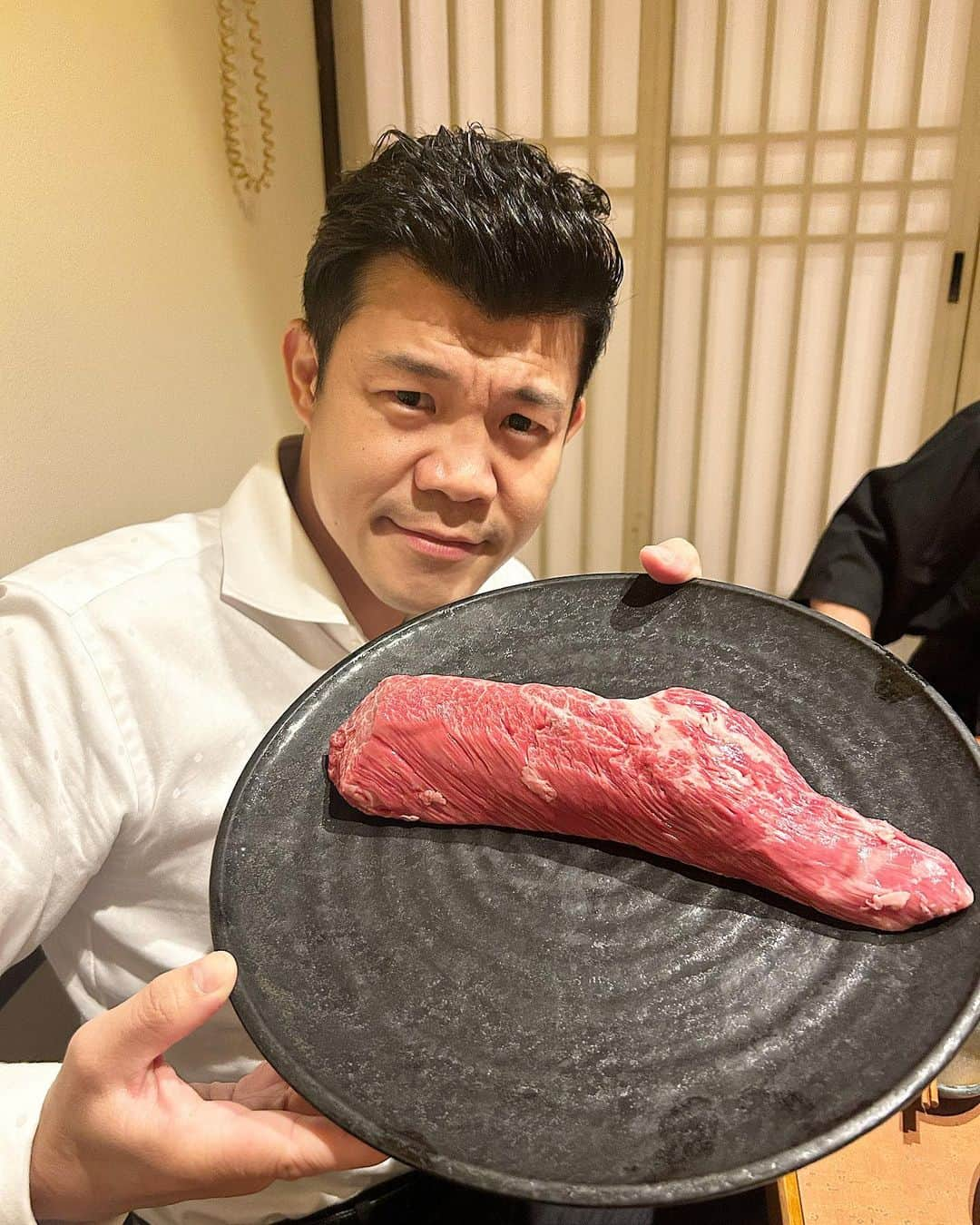 亀田興毅のインスタグラム：「俺が食べログが主催する『グルメ著名人』に選出されていることをご存知か？専用ページは『肉王への道～漢は黙って肉々しく～』。初めは中々好評だったけど途中でバテてやってない…。そろそろ復活せな怒られる！笑」