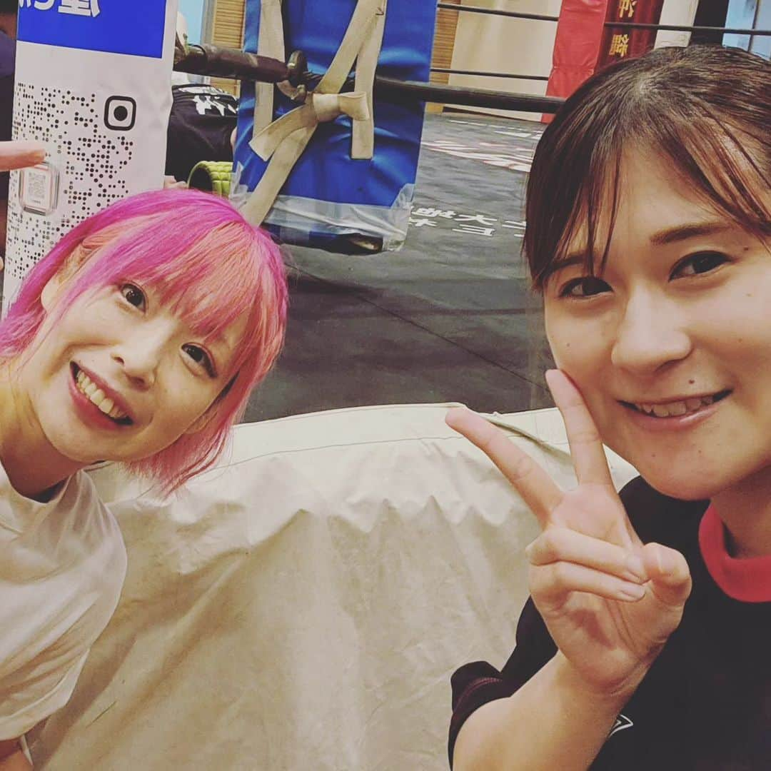 マドレーヌのインスタグラム：「#秀美レフェリー さんと初めて写真とっていただけましたー！うれしい！ これからも何卒ぜひとも宜しくお願いします！  #道頓堀プロレス」