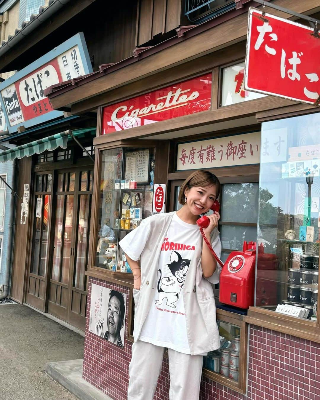 本橋優華のインスタグラム：「夕日の丘商店街へ♡ こんな写真も撮れてたのしいよ。  #西武園ゆうえんち#夕日の丘商店街 #昭和レトロ #レトロ #映えスポット#純喫茶 #ナポリタン #喫茶ビクトリア#赤電話#西武鉄道 #seibuenamusementpark#retro #🎡#🎠#🐈#🐈‍⬛ #さらば青春の光 #グッズ #ザ森東」