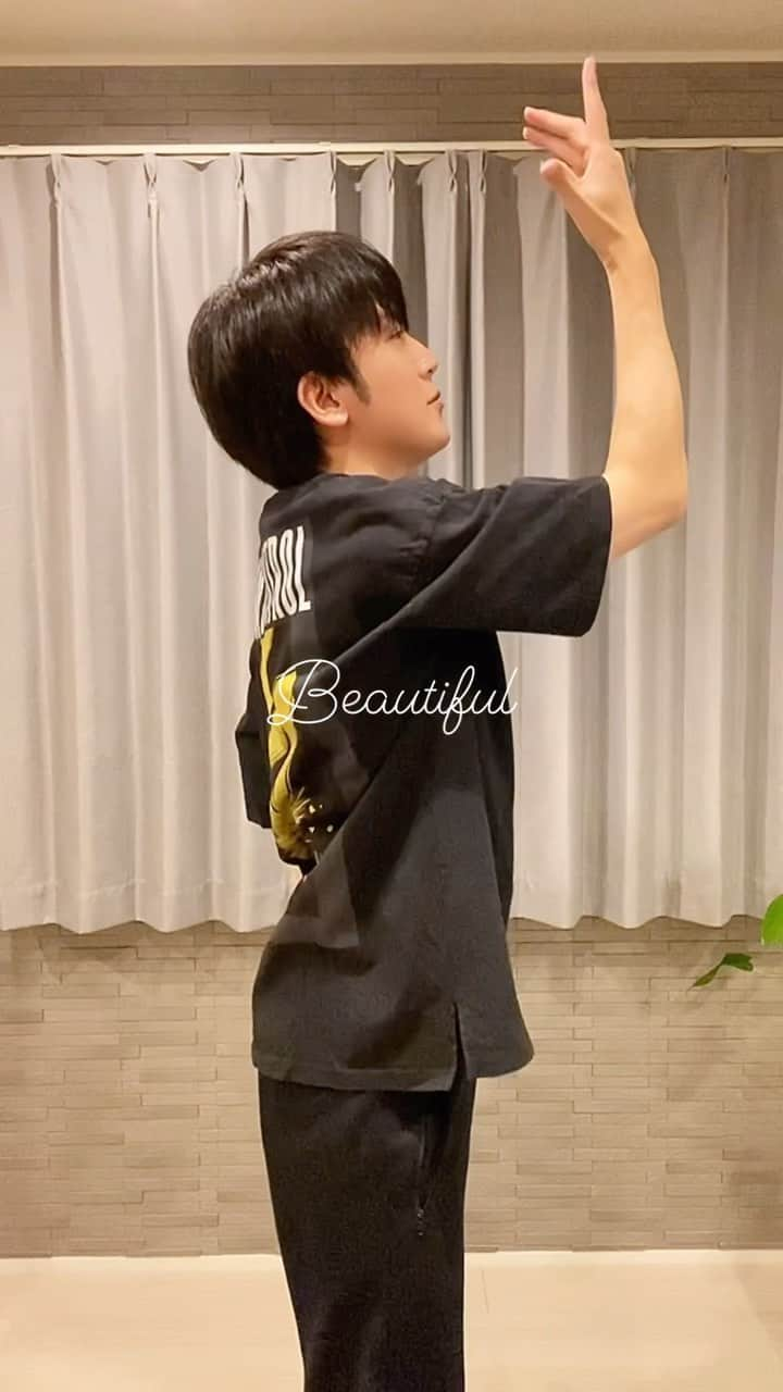 安達雅哉のインスタグラム：「「Beautiful／ジャニーズWEST」 ゆるっと踊ってみた。  #beautiful  #ジャニーズwest  #踊ってみた」