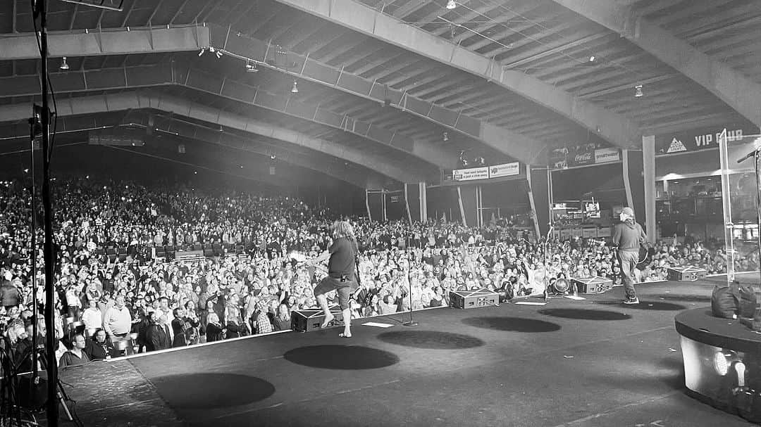 グー・グー・ドールズのインスタグラム：「And that’s a wrap for the 2023 Big Night Out Tour at The Bank of New Hampshire Pavilion in Gilford, NH… thanks to Fitz and The Tantrums, OAR, all the crews venues and promoters, and especially all of you who came out to help us celebrate one of our best Summer runs to date … see you all soon!」