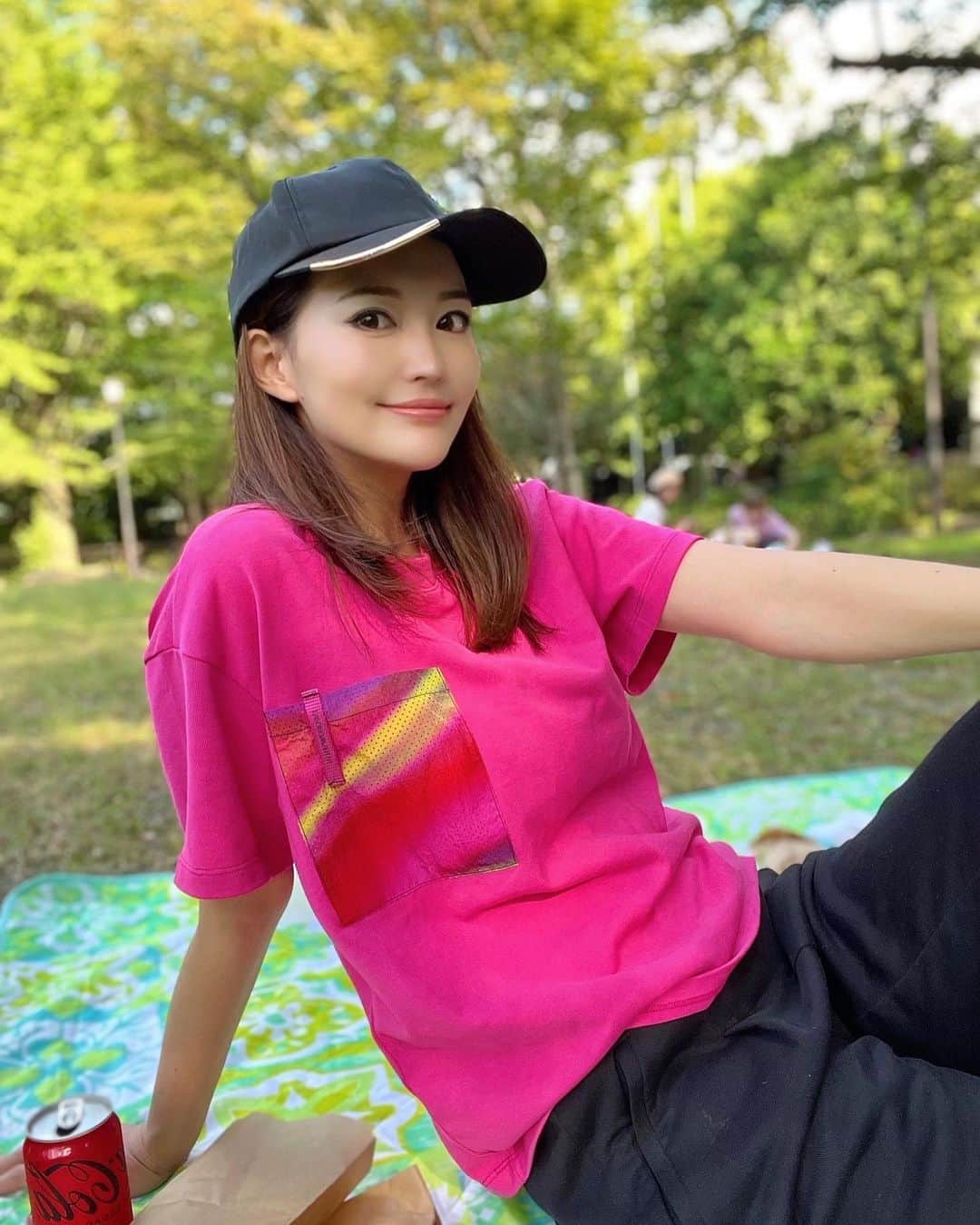 うさびったのインスタグラム：「週末はふらっとピクニック🧺に。  有名店トリプルコラボのパン屋さんブリコラージュのハンバーガーは推せる🍔✨  ピクニックセット揃えたいなぁ🥪  #ピクニック #ピクニック日和 #picnic #ブリコラージュ」